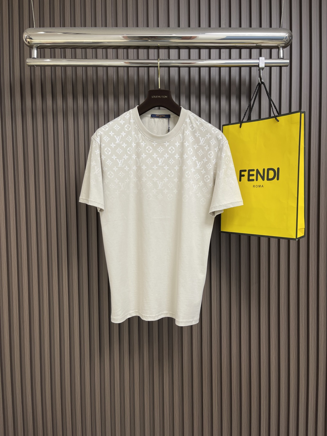 NO:149526,LV 2025SS gradient jacquard short-sleeved T-shirt, this T-shirt is made of light cotton knitted, showing the gradient Monogram gradient print, ribbed collar change Monogram pattern dissipates from the shoulder downward, injecting brand cleverness into casual style. Standard style, sizes S-XL,,louis vuitton, T-shirt,tees, t-shirt,alexander wang19860909LV 2025SS渐变提花短袖T恤,本款T恤取材轻盈棉质针织,展现渐Monogram 渐变印花,罗纹衣领变 Monogram图案从肩部向下消散之景,为休闲造型注入品牌巧思.标准版型,尺码S-XL,,louis vuitton,T-shirt,tees，t-shirt,alexander wang,Men's clothing