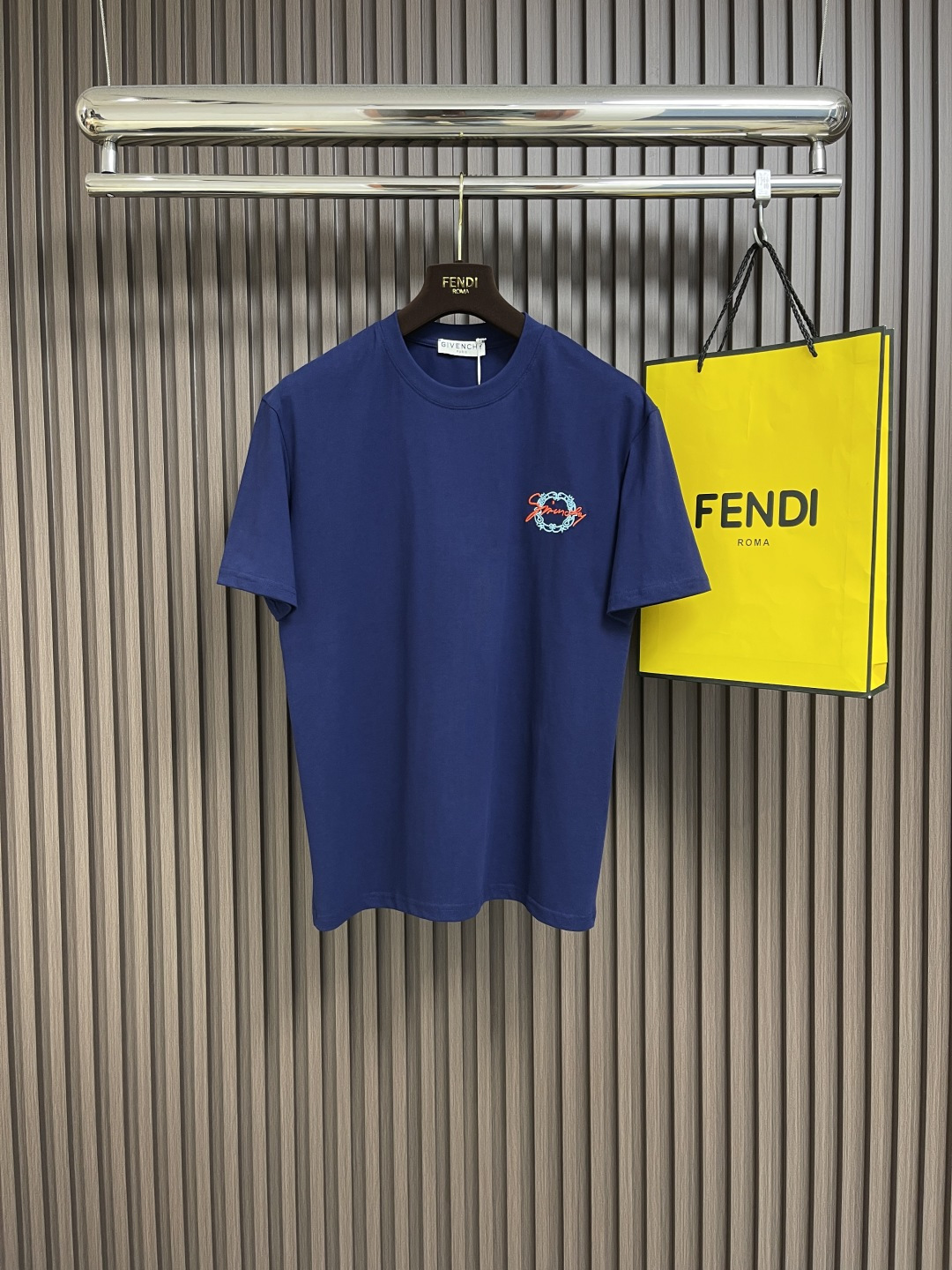 NO:149544,Givenchy 3D three-dimensional badge embroidered short-sleeved T-shirt, which is made of custom cotton fabric, weighs 275g after washing. The fabric is comfortable and soft, skin-friendly and breathable. The chest is decorated with three-dimensional badge letter embroidery, and the back is decorated with three-dimensional letter embroidery. The neckline is made of double-needle thread, chain bottom shoulder bag edge, four-line dense edge, one-inch 13-pin, high-quality workmanship, can be matched with multiple types of clothing to create a fashionable look. Customized auxiliary materials, complete three standards, the same style for men and women!  Size S-XL, given, T-shirt,tees,t-shirt,alexander wang19860909Givenchy 3D立体徽章刺绣短袖T恤,采用定制棉质面料,洗后克重275g,面料舒适柔软,亲肤透气,胸前饰以立体徽章字母刺绣做装饰,后背同饰以立体字母刺绣设计,领口采用双针走线,锁链底拉肩包边,四线密边,一寸13针,高品质做工,能与多类型服饰搭配营造时尚造型,定制辅料,三标齐全,男女同款！尺码S-XL,,givenchy,T-shirt,tees，t-shirt,alexander wang,Men's clothing