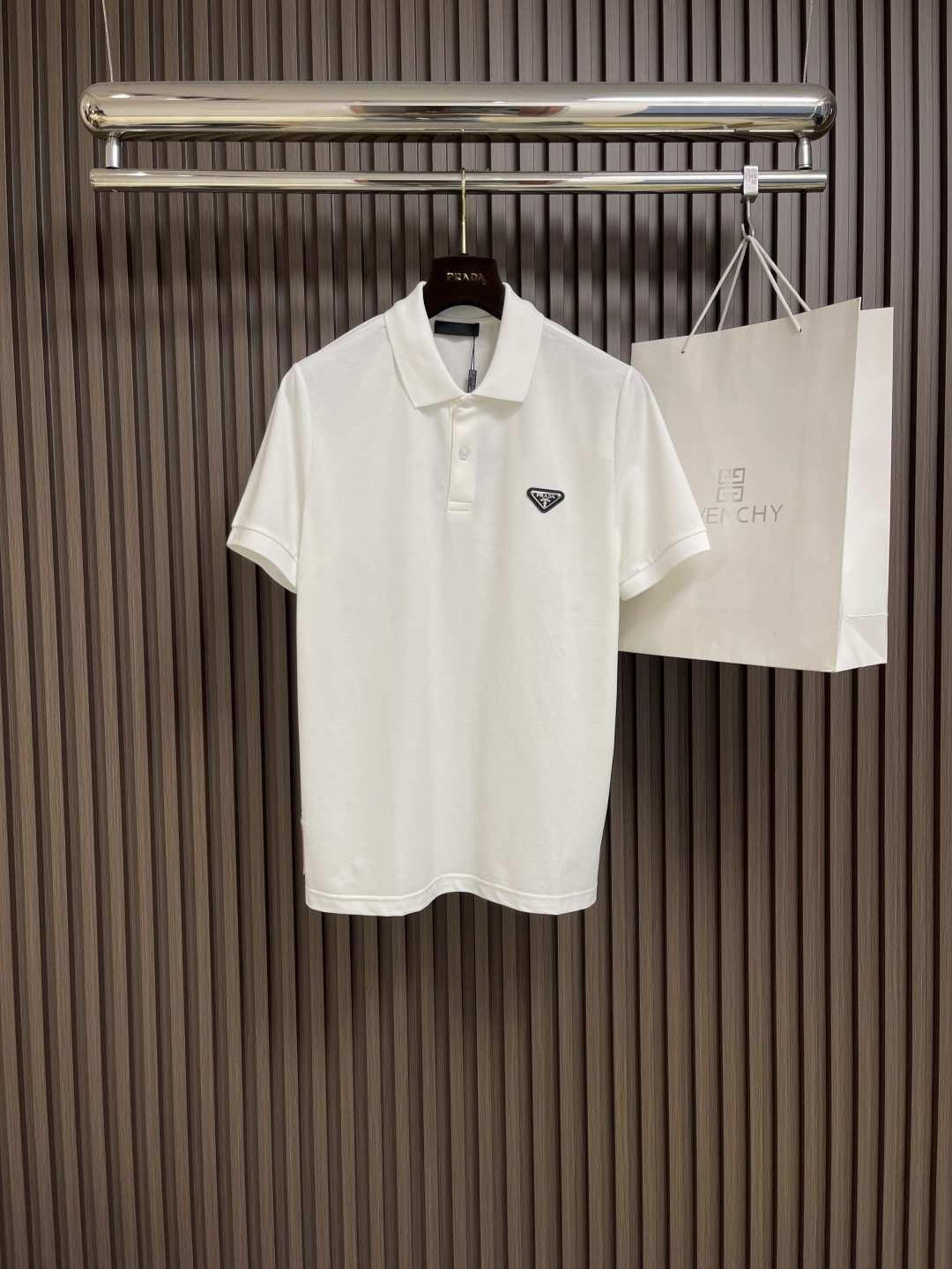 NO:149515,Prada new classic casual business short-sleeved polo shirt, metal logo on the chest, customized buttons for customers, Os style and exquisite cut, classic polo bead floor cotton is more breathable, dry and washable than ordinary knitted fabrics. The weaving pattern of vermilion is more special, and the sweat-absorbing effect is better. It is not easy to deform after washing. The surface of the fabric has a uniform and neat concave effect. The surface that comes into contact with the skin is breathable and heat dissipated. The feeling of sweating is better than that of ordinary fabrics. Size S-XL. Size bust 104cm Shoulder width 44cm Long 69cm M Size bust 108cm Shoulder width 45cm Long 70cm L Size bust 112cm Shoulder width 46cm Long 71cm XL Size bust 116cm Shoulder width 47cm Shoulder width 47cm  Clothes length 72cm, prada, T-shirt, alexander wang19860909prada 新款经典休闲商务短袖polo衫,胸前金属logo,客供定制纽扣,os版型和精致的裁剪,经典款polo 珠地棉相比普通的针织布更加的透气、干爽和耐洗.朱地棉的织纹比较特殊,吸汗效果比较好,洗涤后不容易变形面料表面有排列均匀整齐的凹凸效果,和皮肤接触的面在透气和散热,排汗的感觉舒适度上优于普通的面料.尺码S-XL. S码胸围104cm 肩宽44cm 衣长69cm M码胸围108cm 肩宽45cm 衣长70cm L码胸围112cm 肩宽46cm 衣长71cm XL码胸围116cm 肩宽47cm 衣长72cm,,prada,T-shirt,alexander wang,Men's clothing