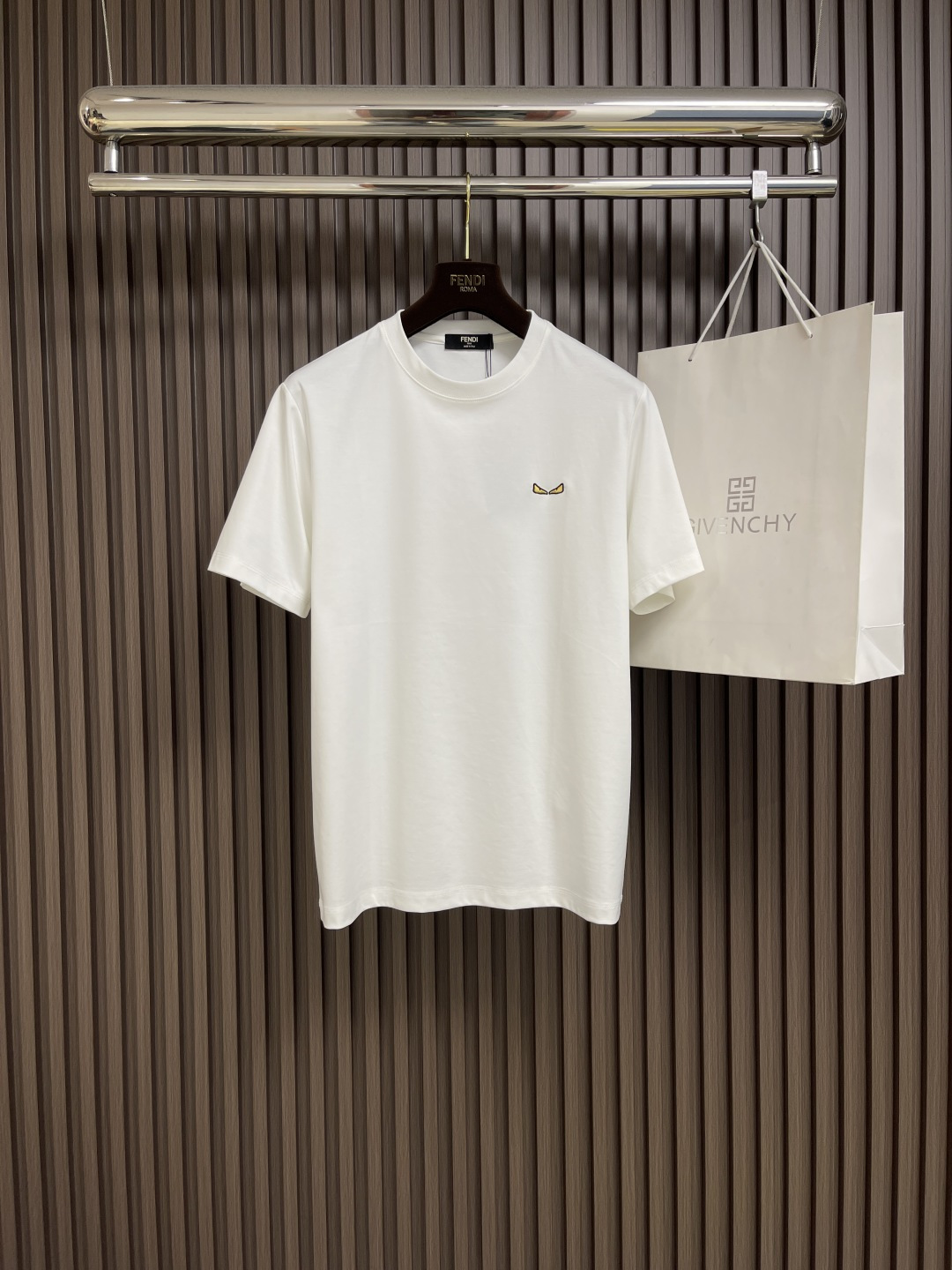 NO:149426,FENDI Small Monster Embroidery Logo Cotton Round Neck Short-Sleeve T-shirt for Men and Women The minimalist series of FD Small Monsters, the classic elements of F's family - Devil's Eyes A classic work that is deeply rooted in the hearts, the first choice for single wear! This short-sleeve is customized with knitted cotton, the fabric feels thick, the touch is firm and firm, the shape is crisp, soft and smooth, and the texture is made. The craftsmanship is a classic embroidery logo. The front of the garment is a small Monster embroidery logo, full and tight, concave and convex three-dimensional, very three-dimensional and realistic!  Loose OS style cutting is still the most fashionable aesthetic at the moment!  Same model for men and women Size XS-L,,fendi,fendi,T-shirt,tees,t-shirt,alexander wang19860909FENDI 小怪兽刺绣logo棉质圆领短袖T恤 男女同款的T恤 FD小怪兽的极简系列,F家的经典元素-恶魔之眼 深入人心的经典之作,单穿的首选!这款短袖是针织棉定制,面料手感偏厚 手感肉实紧致,挺括显型,柔软垂顺有质感 工艺制作是经典的刺绣logo,衣身正面是小怪兽刺绣logo,饱满紧致 凹凸立体 非常立体逼真！宽松OS版型裁剪,依然是当下最HIT的潮流审美！男女同款 尺码XS-L,,fendi,fendi,T-shirt,tees，t-shirt,alexander wang,Men's clothing