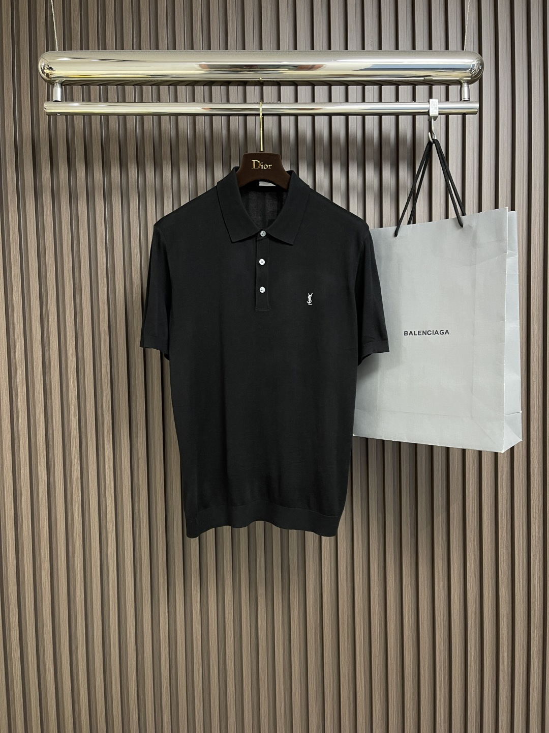 NO:149521,YSL 2025SS summer new beautiful wool tinsil blended knitted lapel short-sleeved POLO, a clothing masterpiece that combines high-end materials and classic designs, adopts the exquisite blend of precious imported wool and tinsil. The beautiful wool wool gives clothes excellent temperature regulation performance with its natural breathability. Whether it is a cold winter or a scorching summer, you can feel the right comfort and warmth!  This high-quality wool is finely processed to ensure no itchy feeling, and even sensitive skin can enjoy a gentle and skin-friendly experience like a cloud!  The surface of the fabric is smooth and draped, not only showing an elegant drapery, but also miraculously not easy to wrinkle. Even after a long period of wearing and washing, it still remains as firm and flat as before!  The classic and simple letter logo on the chest is vividly displayed, so exquisite that every detail is as if whispering the brand's long history and excellent quality!  These letters shine soft and shiny under the light, adding an indescribable elegance to the whole dress!  The style adopts the most classic and time-tested olo style, and on this basis, innovative design is carried out. The shoulder-expanded design cleverly embellishes the body. Whether it is a man with wide shoulders or narrow shoulders, he can easily control it, showing confidence and style!  At the same time, its tailoring keeps pace with the times, retaining the traditional charm of the olo shirt and incorporating modern fashion elements, making the whole piece of clothing more silky and textured than ordinary olo shirts, highlighting the wearer's extraordinary taste!  Size XS-L, saint laurent, T-shirt, alexander wang19860909YSL 2025SS夏新美丽毛天丝混纺针织翻领短袖POLO,融合了高端材质与经典设计的服饰杰作,采用了珍贵的美丽奴进口羊毛与天丝的精妙混纺,美丽奴羊毛以其天然的透气性,赋予了衣物卓越的温度调节性能,无论是寒风凛冽的冬日,还是烈日炎炎的夏日,都能让您感受到恰到好处的舒适与温暖！这种高品质的羊毛,经过精细处理,确保了无刺痒感,即便是敏感肌肤也能享受到如云朵般轻柔的亲肤体验！面料表面光滑垂顺,不仅展现出优雅的垂坠感,还奇迹般地不易产生褶皱,即便经过长时间的穿着与洗涤,依然保持着如初的挺括与平整！胸前经典而简约的字母标识跃然其上,精致到每一个细节,仿佛在低语着品牌的悠久历史与卓越品质！这些字母在光线下泛着柔和而富有光泽的微光,为整件衣衫增添了一抹不可言喻的高雅气息！版型方面采用了最为经典且经过时间考验的olo版型,并在此基础上进行了创新设计,扩肩的设计巧妙地修饰了身形,无论是宽肩还是窄肩的男士,都能轻松驾驭,展现出自信与风采！同时它的剪裁与时俱进,既保留了olo衫的传统韵味,又融入了现代时尚元素,使得整件衣物比起普通的olo衫更加丝滑有质感,彰显穿着者的不凡品味！尺码XS-L,,saint laurent,T-shirt,alexander wang,Men's clothing