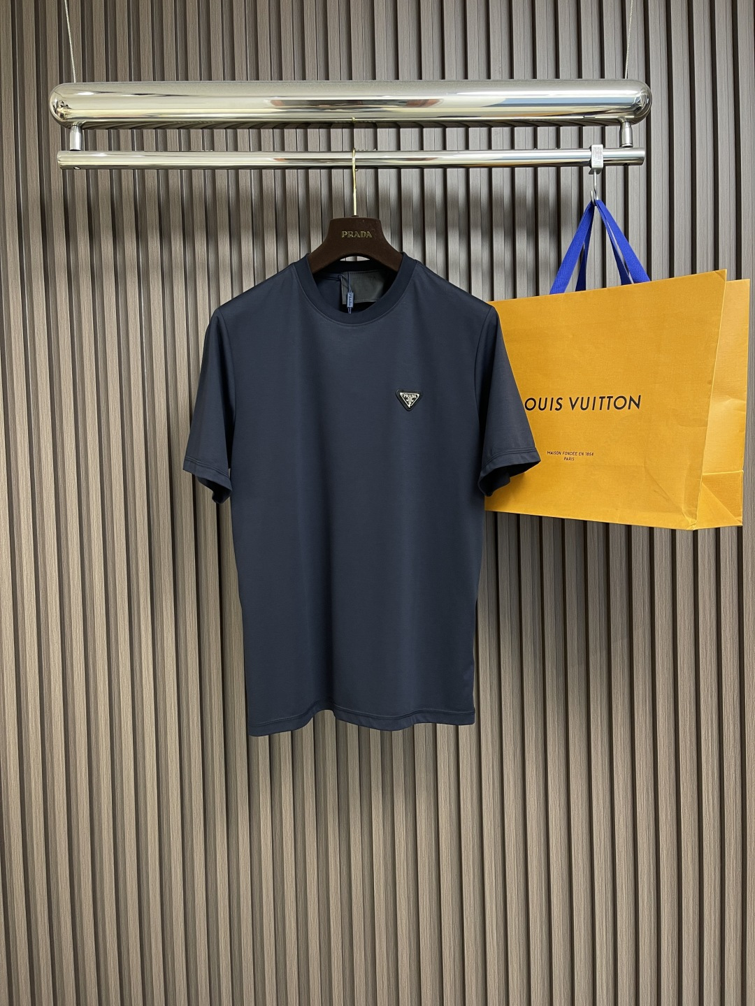 NO:149517,Prada 2025SS summer new navy blue triangle logo classic short-sleeved T-shirt, classics are forever passed down!  This navy blue short-sleeved sleeve perfectly combines simplicity and luxury. The iconic triangle logo is low-key but eye-catching, and is a silent announcement of fashion taste. Gaoke heavy pure cotton fabric combines soft touch and excellent texture, and is comfortable and stylish on the upper body. Whether you are strolling on the streets of the city or attending casual parties, it can easily become the focus and outline the ultimate style with minimalist strokes. Size XS-L, prada, T-shirt, tees, t-shirt, alexander wang19860909Prada 2025SS夏季新款藏青色三角标经典短袖T恤,经典永流传！这款藏青色短袖,将简约与奢华完美融合.标志性三角徽标低调却夺目,是时尚品味的无声宣告. 高克重纯棉面料,兼具柔软触感与出色质感,上身舒适又有型.无论是漫步都市街头,还是出席休闲聚会,它都能让你轻松成为焦点,用极简笔触勾勒出极致风尚.尺码XS-L,,prada,T-shirt,tees，t-shirt,alexander wang,Men's clothing