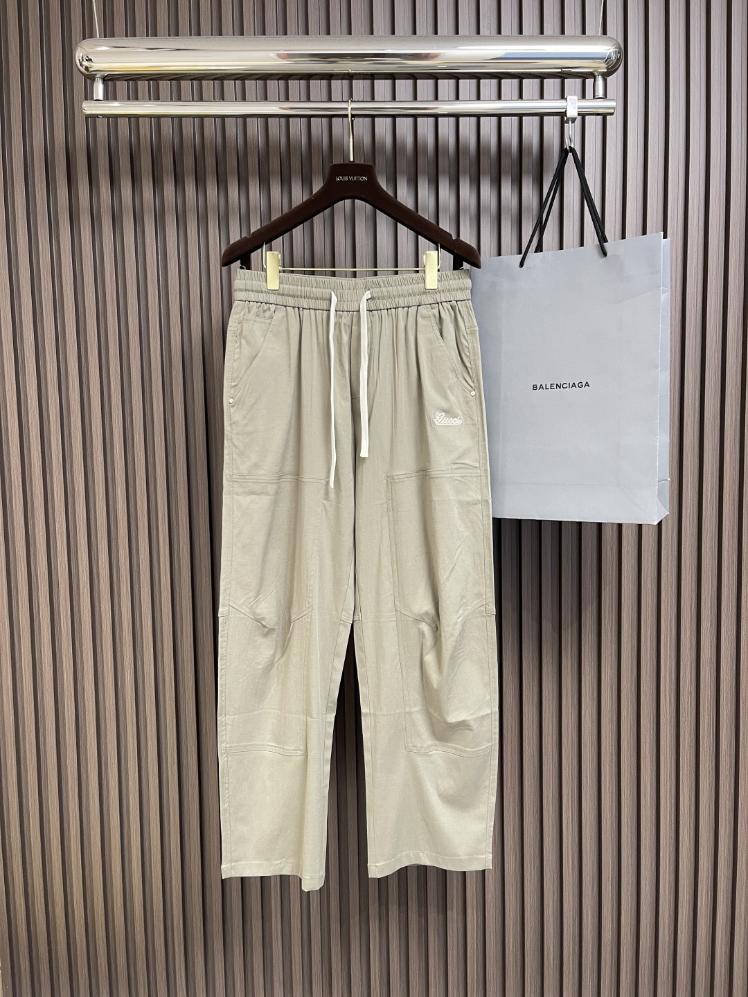 NO:149587,GUCCI 2025SS spring and summer new linen wool blend drawstring casual pants, men's fashionable avocado green classic embroidery logo fashionable and casual!  The new avocado green, with its unique fabric, fresh colors, exquisite craftsmanship and practical design, has become an indispensable fashion item in spring and summer. Whether it is daily travel or casual gatherings, you can become the focus of everyone's attention!  This trouser is made of carefully customized technology-blend fabrics from imported linen, tensil, wool and spandex. It not only ensures the high quality of clothing, but also brings an unprecedented comfortable and skin-friendly experience!  The low-saturation avocado green tone seems to be the freshest scenery in nature. It can bring a hint of relaxation and freshness when you gently brush your eyes!  In spring and summer, such a touch of color seems to have magic, which not only brightens the overall outfit, but also inadvertently brings people a comfortable and good luck, as if every step is light and joyful!  The classic letter logo on the front is embroidered with a matte embroidery of imported Breitling machines. Each needle looks full and lively, retaining the exquisiteness of traditional craftsmanship and the atmosphere of modern fashion!  This delicate embroidery craft, like the finishing touch, instantly upgrades the entire trouser's extraordinary taste!  The drawstring elastic waist design not only facilitates the adjustment of tightness, but also takes into account the convenience and comfort of wearing!  The slightly loose style design is not only highly inclusive, but also can modify the body shape, but also gives the wearer more freedom of movement!  The details of the hidden thread press on the trouser body cleverly create a three-dimensional feeling on the slim fabric, making the whole piece look more stylish!  Size XS-L, gucci, breitling, alexander wang19860909GUCCI 2025SS春夏新款亚麻天丝羊毛混纺抽绳休闲裤,男士时尚牛油果绿经典刺绣标识时尚休闲！新款牛油果绿,以其独特的面料、清新的色彩、精湛的工艺以及实用的设计,成为了春夏季节里不可或缺的时尚单品,无论是日常出行还是休闲聚会,都能让你成为众人瞩目的焦点！这款裤装采用客供进口亚麻、天丝、羊毛与氨纶精心定制的科技混纺面料,不仅确保了衣物的高品质,更带来了前所未有的舒适亲肤体验！低饱和度的牛油果绿色调,仿佛是大自然中最清新的一抹风景,轻轻拂过视线,便能带来一丝放松与新鲜感！在春夏季节,这样一抹色彩仿佛拥有魔力,不仅能够提亮整体穿搭,还能在不经意间为人带来一份舒适的好运气,仿佛每一次迈步都踏着轻盈与愉悦！前幅经典字母标识以进口百年灵机器进行万针哑光刺绣,每一针都显得饱满而灵动,既保留了传统工艺的精致,又不失现代时尚的气息！这细腻的刺绣工艺,如同点睛之笔,让整个裤装瞬间提升了档次,彰显穿着者的不凡品味！抽绳松紧裤腰设计,既方便调节松紧度,又兼顾了穿着的便捷性与舒适度！微宽松的版型设计,不仅包容性强,能够修饰身形,还赋予穿着者更多的活动自由！裤身暗线压线的细节处理,在纤华的面料上巧妙地营造出立体感,使得整条看起来更加有型有款！尺码XS-L,,gucci,breitling,alexander wang,Men's clothing