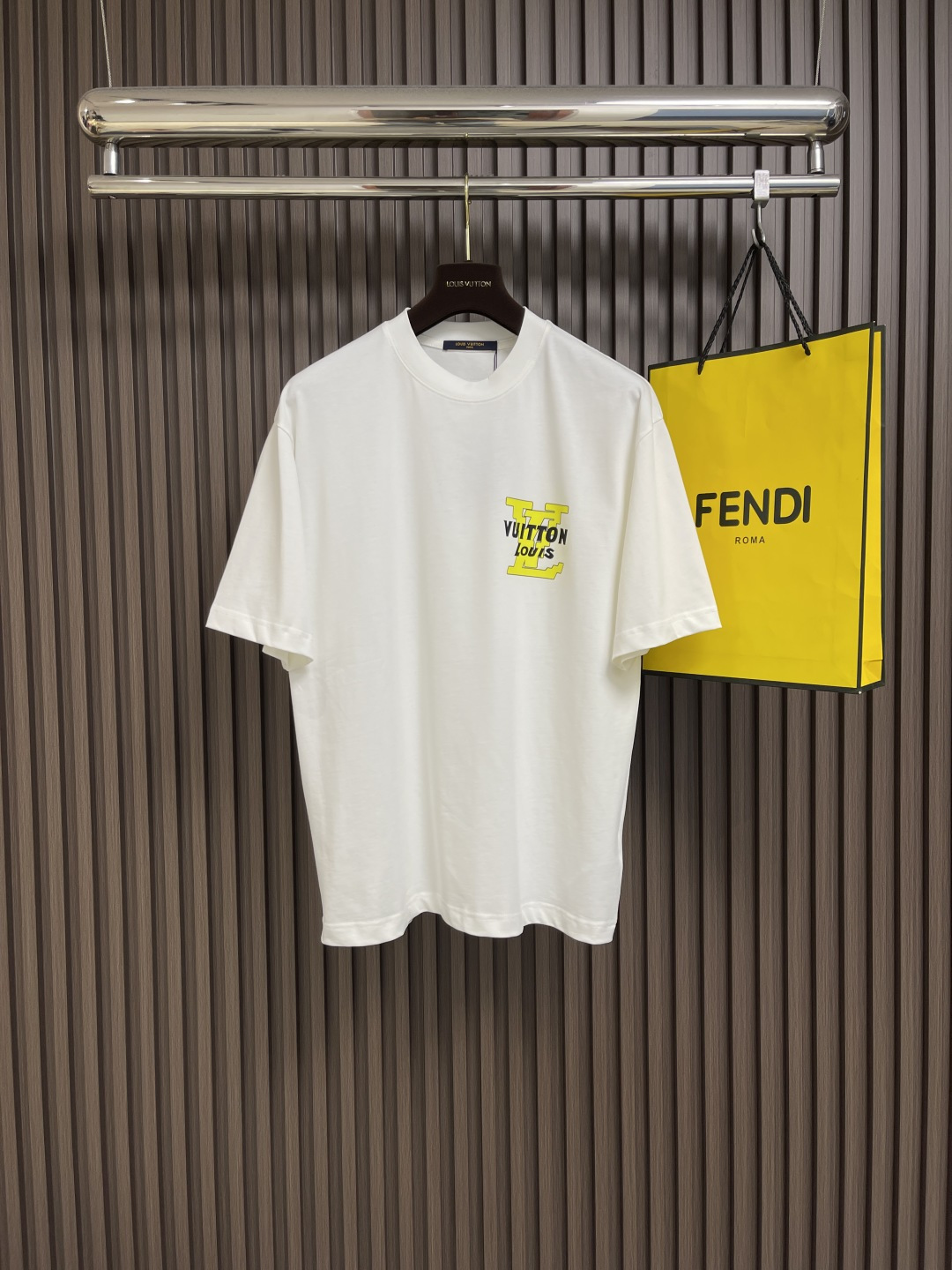 NO:149492,LV 2025SS Limited new logo printed short-sleeved T-shirt, basic simple and versatile style, the fabric is made of high-weight knitted cotton fabric, soft and solid, full texture, distinctive contrast, as always loose style, easy for boys and girls to control, the same style for men and women. Size M-XXL M-size 71cm long, bust 110cm shoulder width 51.5cm L-size 73cm bust 114cm shoulder width 52.5cm XL-size 75cm bust 118cm shoulder width 53.5cm XXL-size 76cm bust 122cm shoulder width 54.5cm,,louis vuitton,T-shirt,tees,t-shirt,alexander wang19860909LV 2025SS 限定新品logo印花短袖T恤,基础简约百搭款式,面料采用是高克重的针织棉布料,柔软扎实,质感满分,对比鲜明,一如既往的宽松版型,男生女生轻松上身驾驭,男女同款.尺码M-XXL M码衣长71cm 胸围110cm 肩宽51.5cm L码衣长73cm 胸围114cm 肩宽52.5cm XL码衣长75cm 胸围118cm 肩宽53.5cm XXL码衣长76cm 胸围122cm 肩宽54.5cm,,louis vuitton,T-shirt,tees，t-shirt,alexander wang,Men's clothing