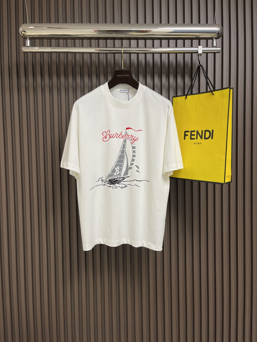 NO:144750,Burberry 2025ss Spring and Summer New Sailing Letter Logo Printed Short-sleeved T-shirt, the design is very clean and refreshing, full of youthful vitality, the concave shape is perfect for looking classic small round neck design, simple and easy to wear, and the eye-catching is full of attention when walking on the street. Size M-XXL M-size clothes is 71cm long, bust 110cm shoulder width 51.5cm L-size clothes 73cm bust 114cm shoulder width 52.5cm XL-size clothes 75cm bust 118cm shoulder width 53.5cm XXL-size clothes 76cm bust 122cm shoulder width 54.5cm, burberry, T-shirt,tees, t-shirt,alexander wang19860909Burberry 2025ss春夏新款帆船字母logo印花短袖T恤,设计感十足干净又清爽 满满的青春活力 凹起造型来妥妥的好看经典的小圆领设计简洁好穿 走在街上吸睛度满分.尺码M-XXL M码衣长71cm 胸围110cm 肩宽51.5cm L码衣长73cm 胸围114cm 肩宽52.5cm XL码衣长75cm 胸围118cm 肩宽53.5cm XXL码衣长76cm 胸围122cm 肩宽54.5cm,,burberry,T-shirt,tees，t-shirt,alexander wang,Men's clothing