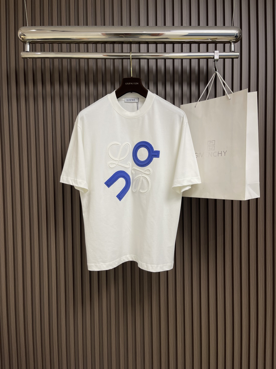 NO:144760,loewe x On Aopao cooperative series of round neck short-sleeved T-shirts, classic personalized embroidery logo, round neck short-sleeved, top-level production craft imported fabrics, unique design, imported high-end custom imported silk thread feels first-class!  Size M-XXL M-size clothes 71cm bust 110cm shoulder width 51.5cm L-size clothes 73cm bust 114cm shoulder width 52.5cm XL-size clothes 75cm bust 118cm shoulder width 53.5cm XXL-size clothes 76cm bust 122cm shoulder width 54.5cm,loewe,T-shirt,tees,t-shirt,alexander wang19860909loewe x On 昂跑合作联名系列圆领短袖T恤,经典个性刺绣大标识 圆领短袖,顶级制作工艺进口面料,款独特设计,采用进口高端订制进口丝线手感一流！尺码M-XXL M码衣长71cm 胸围110cm 肩宽51.5cm L码衣长73cm 胸围114cm 肩宽52.5cm XL码衣长75cm 胸围118cm 肩宽53.5cm XXL码衣长76cm 胸围122cm 肩宽54.5cm,,loewe,T-shirt,tees，t-shirt,alexander wang,Men's clothing