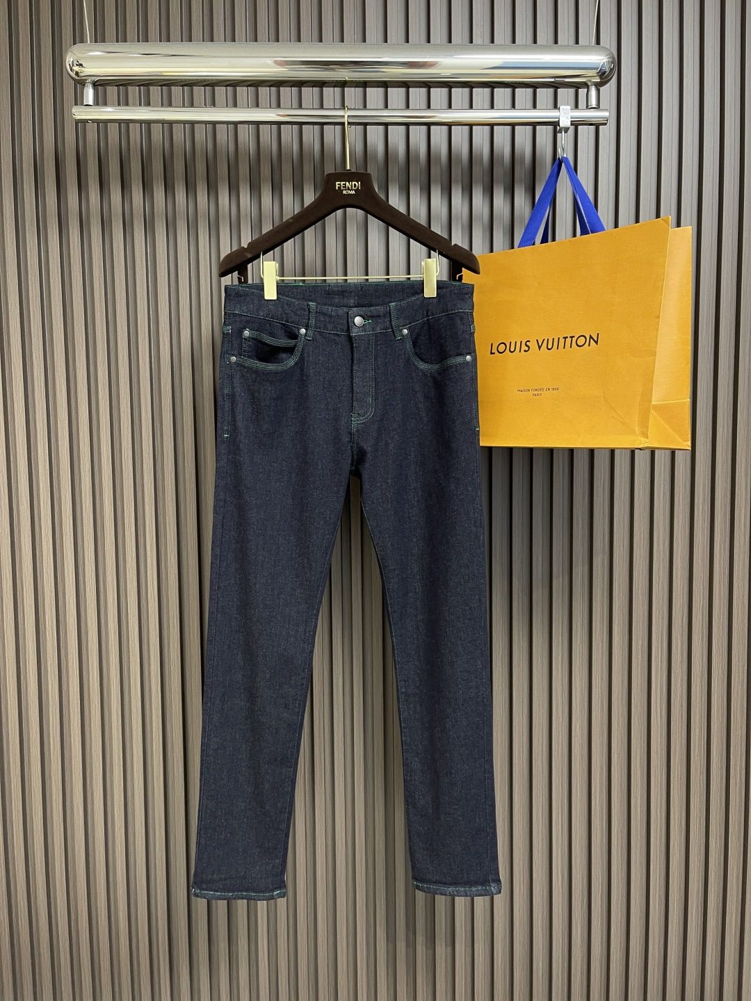 NO:144807,BV Early spring new men's small straight jeans Special Tennis blended fabric denim trousers High-end fashion casual jeans Simple and fashionable three-dimensional cut, the back waist is decorated with leather weaving technology, and the thickness just meets the needs of spring and summer wear. Light and elastic denim fabric. The upper body has excellent effect, showing confidence temperament; all the subtleties show perfect quality, the classic woven leather of the pants symbolizes the highest quality of the brand. Size 30-38 35 37, bottega veneta, jeans, alexander wang19860909BV 早春新款男款小直筒牛仔裤 特殊天丝混纺面料牛仔长裤 高端时尚休闲牛仔裤 简约时尚的三维裁剪,后腰饰有皮革编织工艺独特,厚度刚好满足春夏季节穿搭需求 轻薄具有弹性牛仔面料 上身效果极佳,彰显自信气质；所有细微处尽情展现完美品质,裤子的经典编织皮革象征了品牌至高的品质.尺码30-38 有35 无37,,bottega veneta,jeans,alexander wang,Men's clothing