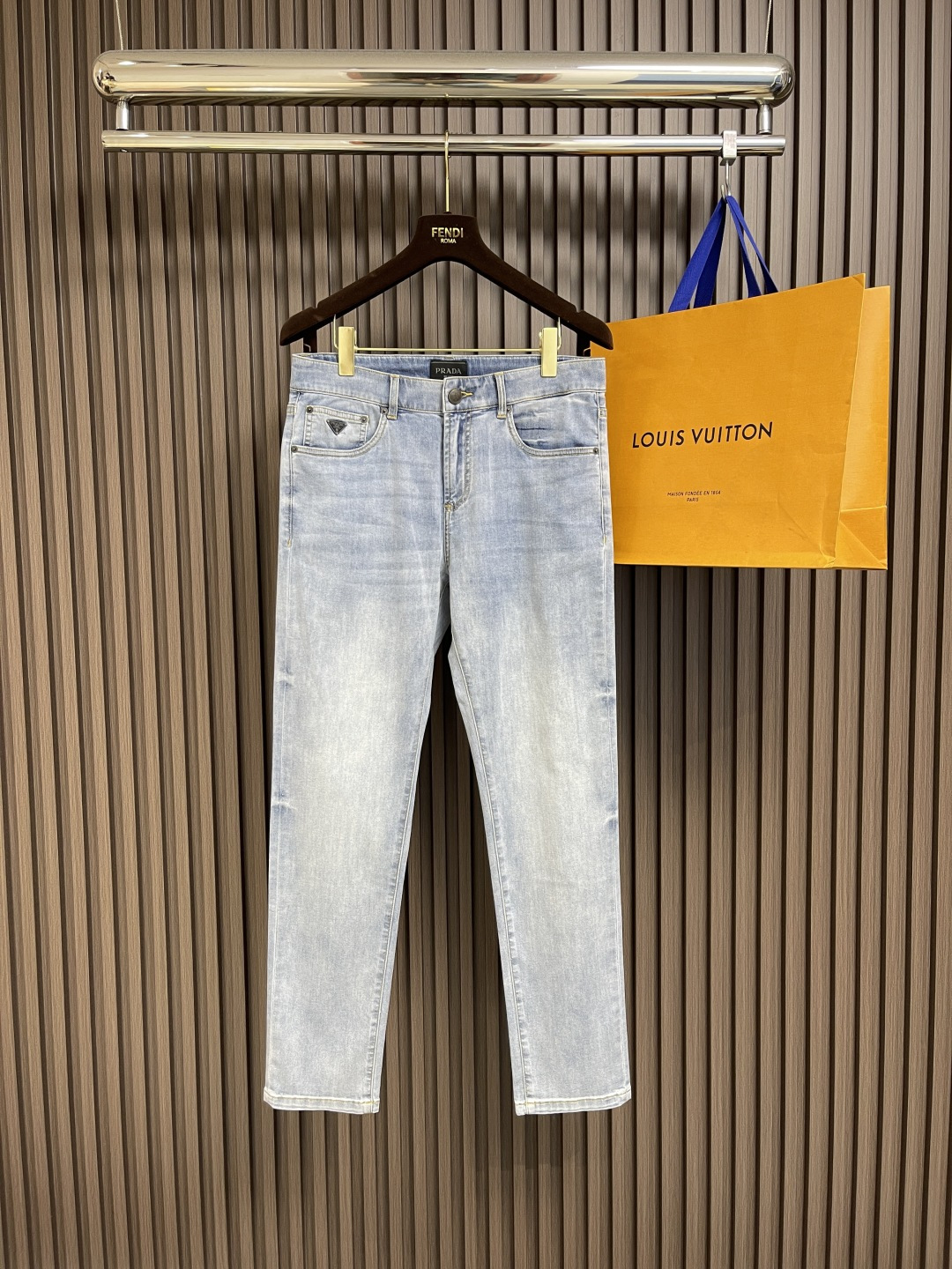 NO:144816,Prada back bag logo embroidered jeans, classic five-bag pants, customer-supplied tannin, thin material and soft texture, extremely slight stretch in horizontal direction, moderately washed, light denim blue, very clean and solid color!  Wear a face with a light-colored top. It can be matched with the same style to create a fashionable look, control various occasions, customize auxiliary materials, complete three standards, the same style for men and women. Size 30-38, 35, no 37,,prada,jeans,alexander wang19860909prada 后袋标识刺绣牛仔裤,经典的五袋裤,客供的丹宁,料薄且质软,横向极微弹力,中度水洗,浅浅的牛仔蓝,非常干净纯色！跟浅色上衣配一脸.能与同款搭配营造时尚造型,驾驭各种场合,定制辅料,三标齐全,男女同款.尺码30-38 有35 无37,,prada,jeans,alexander wang,Men's clothing