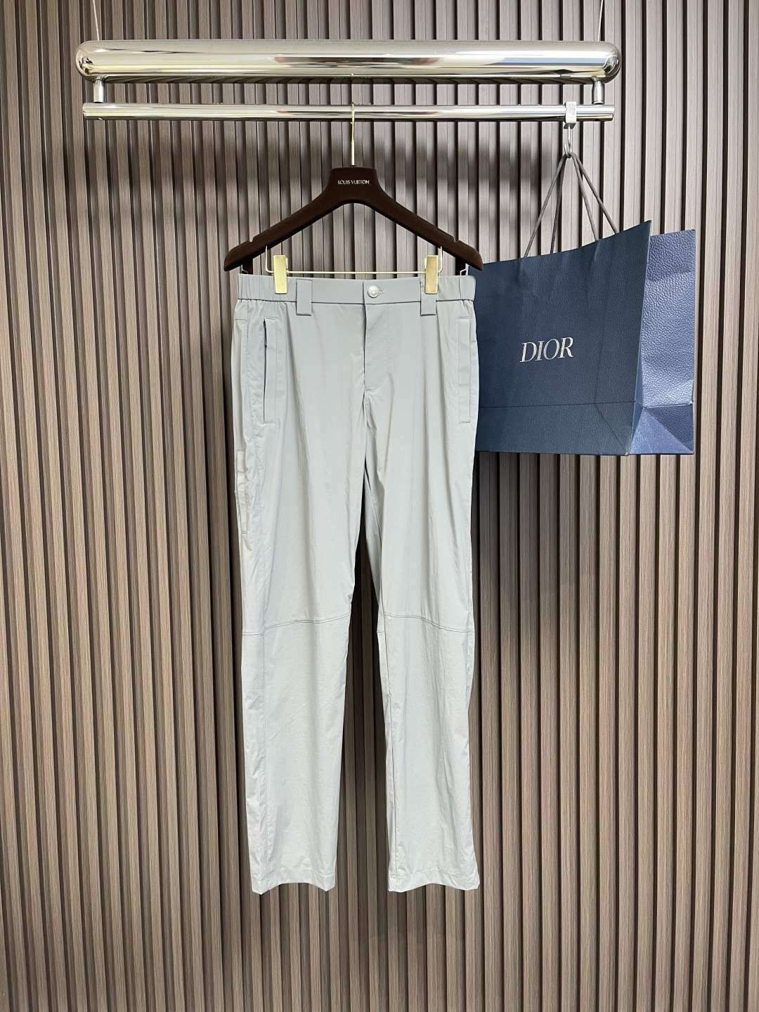 NO:144759,Prada 2025ss early spring new casual sleeves custom-made original fabric hardware. Classic logo logo, fashionable and slim pants, slim and stylish, and super comfortable on the upper body!  Thin and soft, versatile and not picky!  Size 30-38 There are 35 No 37, prada,alexander wang19860909Prada 2025ss早春新款休闲卫裤 定制原版面料五金.经典logo标识,时髦显瘦于一体的裤子,修身有型,上身超级舒适！轻薄柔软,百搭又不挑人！尺码30-38 有35 无37,,prada,alexander wang,Men's clothing