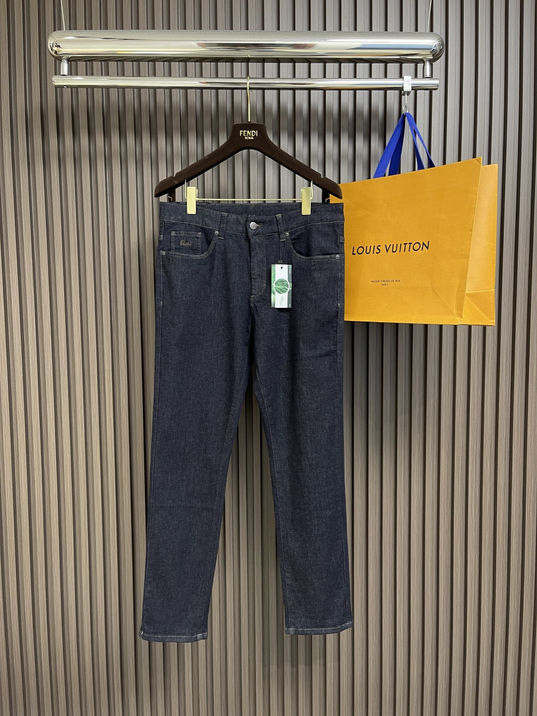 NO:144798,Berluti 2025SS Early Spring New Small Straight Jeans!  The official website of the trading company channel is synchronized. French luxury high-end brands have created unique fashion and elegant items for gentlemen!  Ber has a real and rich brand culture, fabric, hardware and leather and other elements to present to visit Berludi, not to experience exaggeration, but to experience the real luxury art, I invite all gentlemen to come and taste the upper body. The details are exquisite, and men must buy a single item!  Size 30-38 35 No 37, jeans,alexander wang19860909Berluti 2025SS 早春新款小直筒牛仔裤！贸易公司渠道官网同步.法国奢华高端品牌重磅打造专为绅士们提供匠心独具的时尚优雅单品！Ber拥有真实而丰富的品牌文化,布料五金皮料等元素得以呈现莅临B尔鲁帝,并不是要体味浮夸,而是为感受真正的奢侈艺术,呈请各位绅士前来品上身感受,细节考究,男士必入单品！尺码30-38 有35 无37,,jeans,alexander wang,Men's clothing