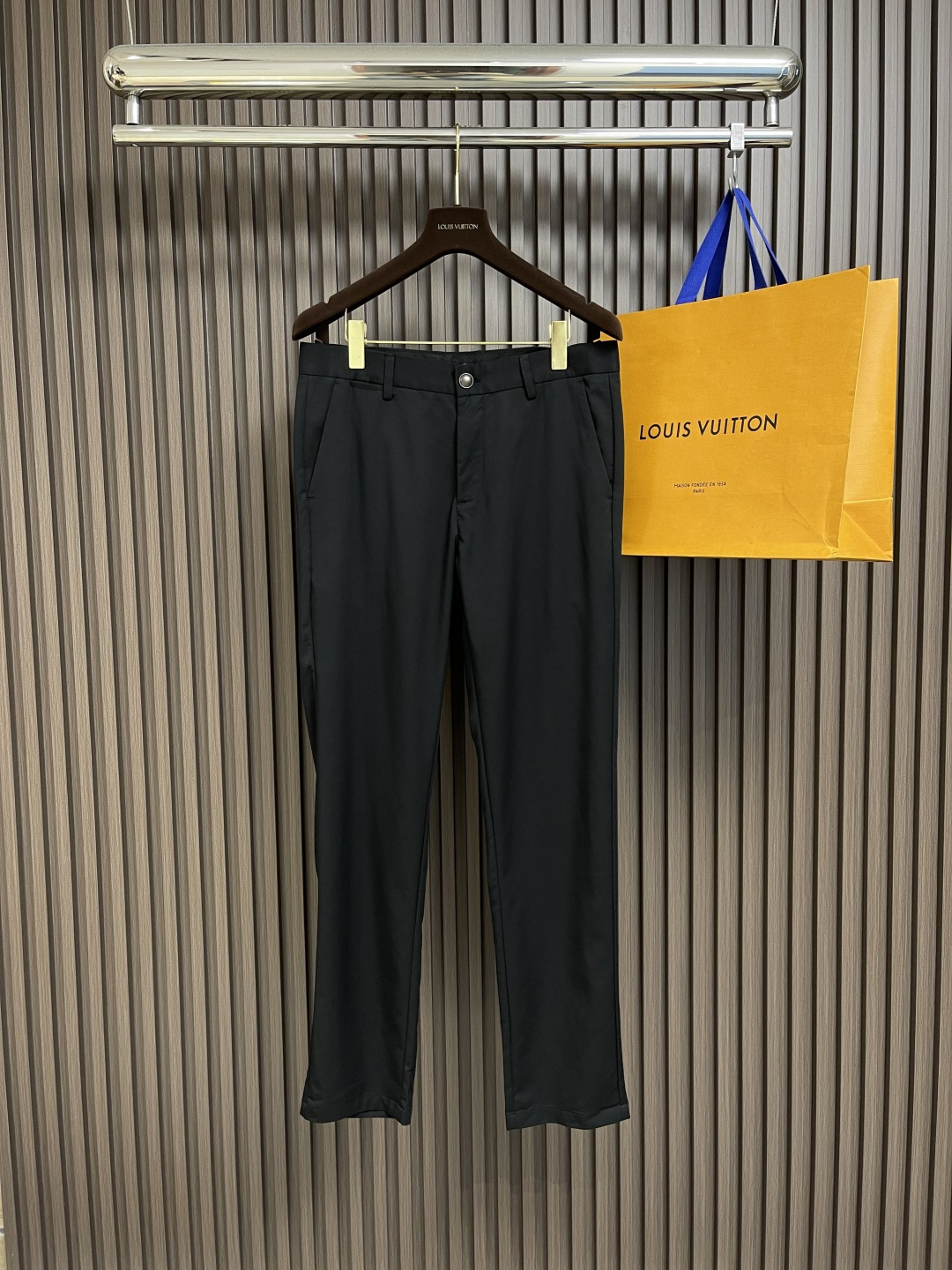 NO:144778,LV 2025SS Spring and Summer Series Men's Business and Casual Fashion Trousers, classic matching colors, suitable for spring and summer wear. Egyptian cotton is supplied by imported customers from Turkey, which is comfortable and breathable!  The style design is simple and elegant, in line with the consistent LV design concept, exquisite details, ingenious craftsmanship, slim fitting tailoring, upper body lifting buttocks to shape the body, a must-have for business elite men. Size 30-38, 35, no 37,,louis vuitton,alexander wang19860909LV 2025SS春夏系列男士商务休闲时装款西裤,经典的搭色,合适春夏穿着,土耳其进口客供埃及棉,舒适又透气！款式设计简约大气,符合一贯LV设计理念,细节做工精致,匠心工艺,修身合体剪裁,上身提臀塑身,商务精英男士必备.尺码30-38 有35 无37,,louis vuitton,alexander wang,Men's clothing