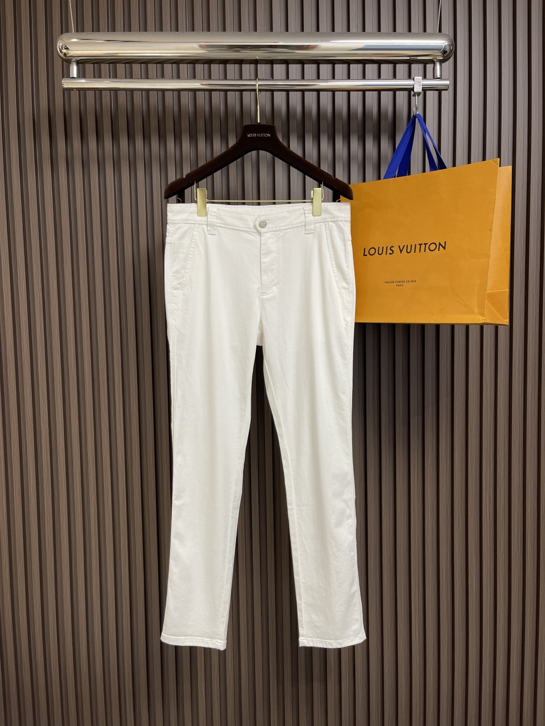 NO:144769,Ermenegildo Zegna Early Spring New Casual Pants, Casual Pants are fashionable items that men can wear anytime and anywhere. The simple design is combined with high-end fabrics, fine embellishments, three-dimensional tailoring, smooth and high gloss, and the upper body is very good. The three-dimensional cut is straight. Size 30-38 There are 35 No 37, zegna, alexander wang19860909Ermenegildo Zegna 杰尼亚早春新品休闲裤,休闲裤作为随时随地男人都能穿搭的时尚单品,简洁的设计配合高档面料,细节点缀,立体剪裁,手感顺滑光泽度高,上身后垂度非常好,立体剪裁上身挺拔.尺码30-38 有35 无37,,zegna,alexander wang,Men's clothing