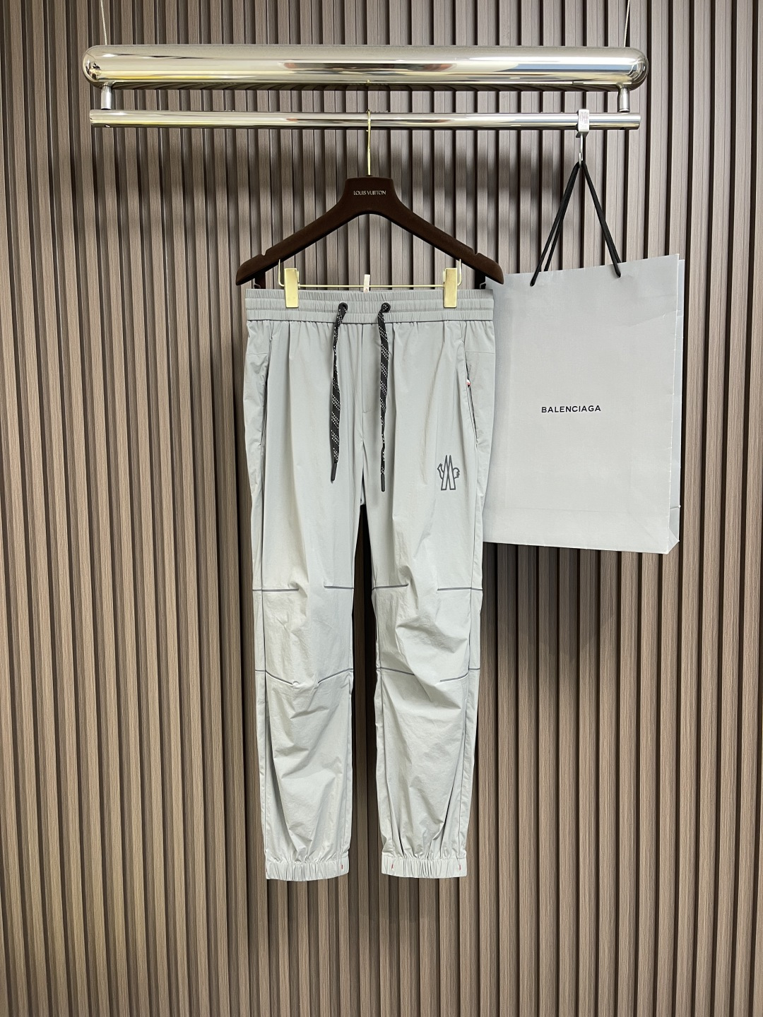 NO:144738,Moncler 2025SS spring and summer new straight-leg casual pants, invincible fabrics, impeccable versatile slings, beautiful outdoor sports. The soul-style logo is simple and casual, the hardware and accessories are top-notch, good details, beautiful texture, very stylish, real weight. Size 48-56,,christian louboutin,alexander wang19860909Moncler 2025SS春夏新品直筒休闲裤,面料无敌,型款设计都无可挑剔的百搭款卫裤,户外运动都美.灵魂式的logo仔章简约休闲, 五金辅料都是顶配 细节好,质感美,十分有格调 实实在在的份量.尺码48-56,,christian louboutin,alexander wang,Men's clothing