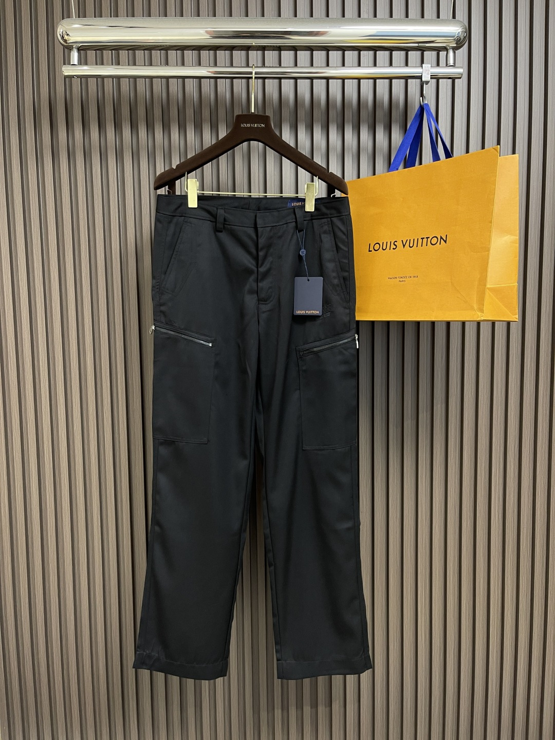 NO:149501,LV embroidered work pants, customized velvet worsted wool satin weaving, human body three-dimensional cutting, front old trousers practice, return to traditional craftsmanship techniques, through segmentation, folding, shrinking, and stretching techniques, using imported machine embroidery technology, use advanced computer control systems and precise mechanical components to achieve logo embroidery operations, high precision, smooth and delicate lines, overall line is straight and delicate, the fabric is comfortable and soft, the color is consistent and there is no color difference, and it can be matched with the same style to create a fashionable look, control various occasions, customize auxiliary materials, complete three standards, the same style for men and women!  Size 48-54, louis vuitton,alexander wang19860909LV 刺绣工装裤,定制臻绒精纺羊毛缎纹织 人体立体裁剪 前老西裤做法 回归传统工艺手法 通过分割 折叠 抽缩 拉展技术手法 采用进口机刺绣工艺 使用先进的计算机控制系统和精密的机械部件 实现标志刺绣作业 精度高 线条流畅而细腻,整体走线平直细腻,面料舒适柔软,颜色一致无色差 能与同款搭配营造时尚造型,驾驭各种场合,定制辅料,三标齐全,男女同款！尺码48-54,,louis vuitton,alexander wang,Men's clothing