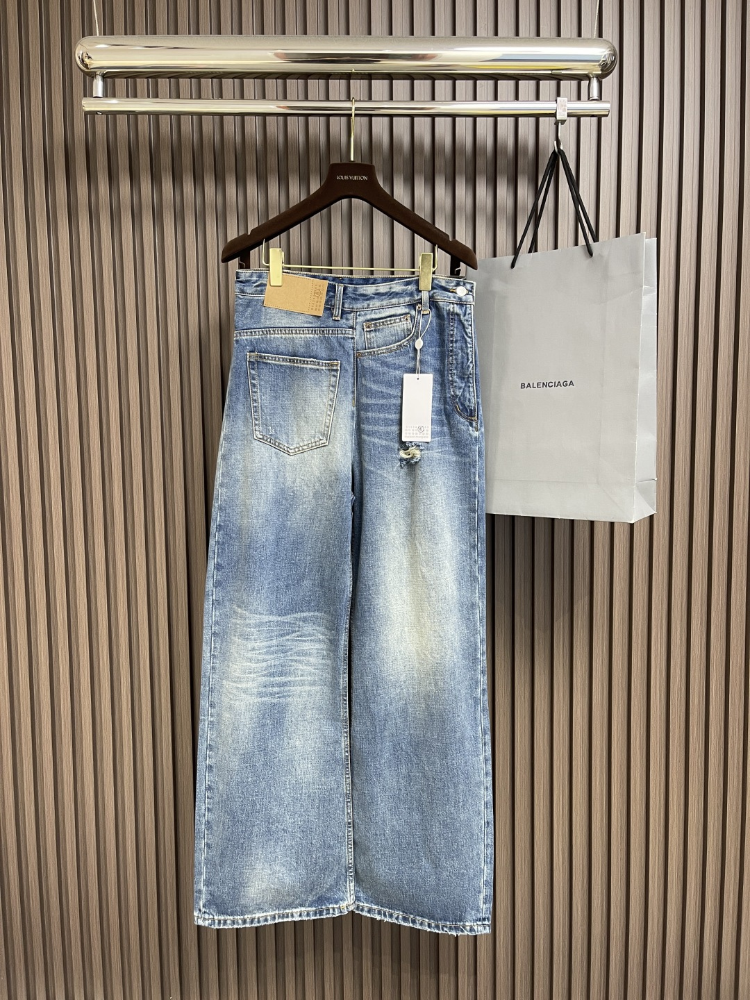 NO:149493,Maison Margiela paper-labeled old jeans, custom-made jeans with rough cotton sables. Combined with wrinkle whisker technology and gun-painting cat whisker technology, hand rubbing is preferred in specific areas to achieve natural wrinkle effect. Then use specific tools to draw the texture of the whisker shape. The holes are made of rotten edge hanging technology to rub the edges through physical wear to achieve natural razor effect. The combination of high-temperature steam and matte paper removes fiber feathers and color difference. The jeans have a unique ripped and wear effect. The overall line is straight and delicate, the fabric is comfortable and soft, and the color is consistent and has no color difference. It can be matched with the same style to create a fashionable look. It can be customized for various occasions, custom-made auxiliary materials, complete three standards, the same style for men and women!  Size S-XL, jeans,alexander wang19860909Maison Margiela 纸标做旧牛仔裤,定制纹韵牛仔粗斜棉缎 擦压皱猫须技术和枪画猫须技术结合 优先在特定区域进行手工擦制 以达到自然的皱纹效果 再用特定的工具绘制出猫须形状的纹理 破洞处采用烂边吊烂技术 通过物理磨损在边缘部分进行摩擦来实现自然烂边效果 通过高温蒸汽和磨砂纸的结合 去除纤维毛羽和色差 使牛仔裤呈现出独特的破洞和磨损效果,整体走线平直细腻,面料舒适柔软,颜色一致无色差 能与同款搭配营造时尚造型,驾驭各种场合,定制辅料,三标齐全,男女同款！尺码S-XL,,jeans,alexander wang,Men's clothing