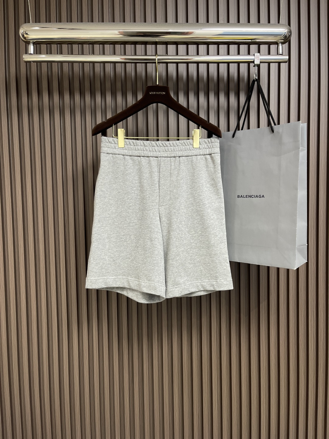 NO:149560,Burberry cotton plaid decal shorts are made of light flip cotton fabric, with cotton fiber as the main raw material. The front is a smooth cotton surface. The other side is fleece-treated to form a delicate fleece surface, which is breathable, hygroscopic and soft. The waist is designed with elastic bands and adjusted with drawstrings. The elastic band at the waist is sewn with a tight line distance, making it more firm, flat and beautiful at the same time. There are pockets on both sides, and the pocket mouth is reinforced by knotting. The edge of the back patch pocket is sewn on the breeze position by three-needle and four-line process to enhance visual aesthetics and durability. The bag body is decorated with the brand's classic plaid war horse logo decals.  This product is incorporated into BUR's classic checked equestrian knight logo, which well reflects the recognition of the product. Size S-XL, burberry, shorts, alexander wang19860909Burberry 棉质格纹贴花短裤,选用轻盈的翻面绒棉质面料,以棉纤维为主要原料,正面是光滑的棉质表面,另一面经过起绒处理,形成细腻的绒毛表面,具有透气性,吸湿性和柔软性.腰部采用松紧带设计,搭配抽绳调节,运用橡筋车缝合腰部松紧带,线距紧密,使其更加牢固、平整和美观同时兼顾良好的弹性.两侧设有口袋,运用套结工艺加固袋口.后贴袋边缘处运用嵌车三针四线工艺缝制于臀位之上,强化视觉美观度和耐用性,袋体上饰有品牌经典的格纹战马徽标贴花．这款产品融入了BUR经典的格纹马术骑士徽标,很好的体现了产品的辨识度.尺码S-XL,,burberry,shorts,alexander wang,Men's clothing