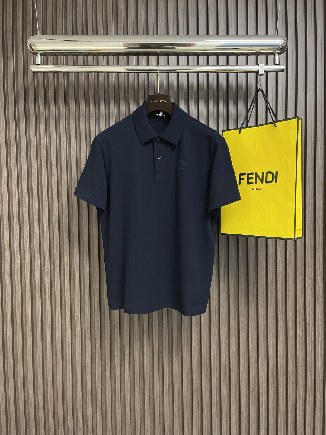 NO:149546,loewe cotton embroidery POLO shirt uses pure cotton bead cloth. Based on traditional bead cloth, thinner cotton yarn and lighter weaving technology are used. The three-dimensional weaving structure makes the fabric more elastic and not easy to deform and wrinkle. The rib knitting process uses rib knitting technology to make the neckline naturally stretchable, adapt to different neck curves, avoid tightness and looseness, and wear more comfortable. The chest is made of advanced computer control system and precise mechanical parts. The overall thread is straight and delicate, the fabric is comfortable and soft, and the color is consistent and there is no color difference. It can be matched with the same style to create a fashionable shape. It can be customized for various occasions, customize auxiliary materials, complete three standards, and the same style for men and women!  Size S-XL, loewe, alexander wang19860909loewe 棉质刺绣POLO衫 采用纯棉珠地布,在传统珠地布基础上,采用更细的棉纱和更轻薄的编织工艺.立体编制结构使面料更具弹性,不易变形和起皱.以羊毛为主要原料通过罗纹针织工艺使领口具备自然的伸缩性,适应不同颈部曲线,避免紧绷和松垮,穿着更舒适.胸口处通过进口绣花机先进的计算机控制系统和精密的机械部件形成高精度的Anagram刺绣.整体走线平直细腻,面料舒适柔软,颜色一致无色差能与同款搭配营造时尚造型,驾驭各种场合,定制辅料,三标齐全,男女同款！尺码S-XL,,loewe,alexander wang,Men's clothing