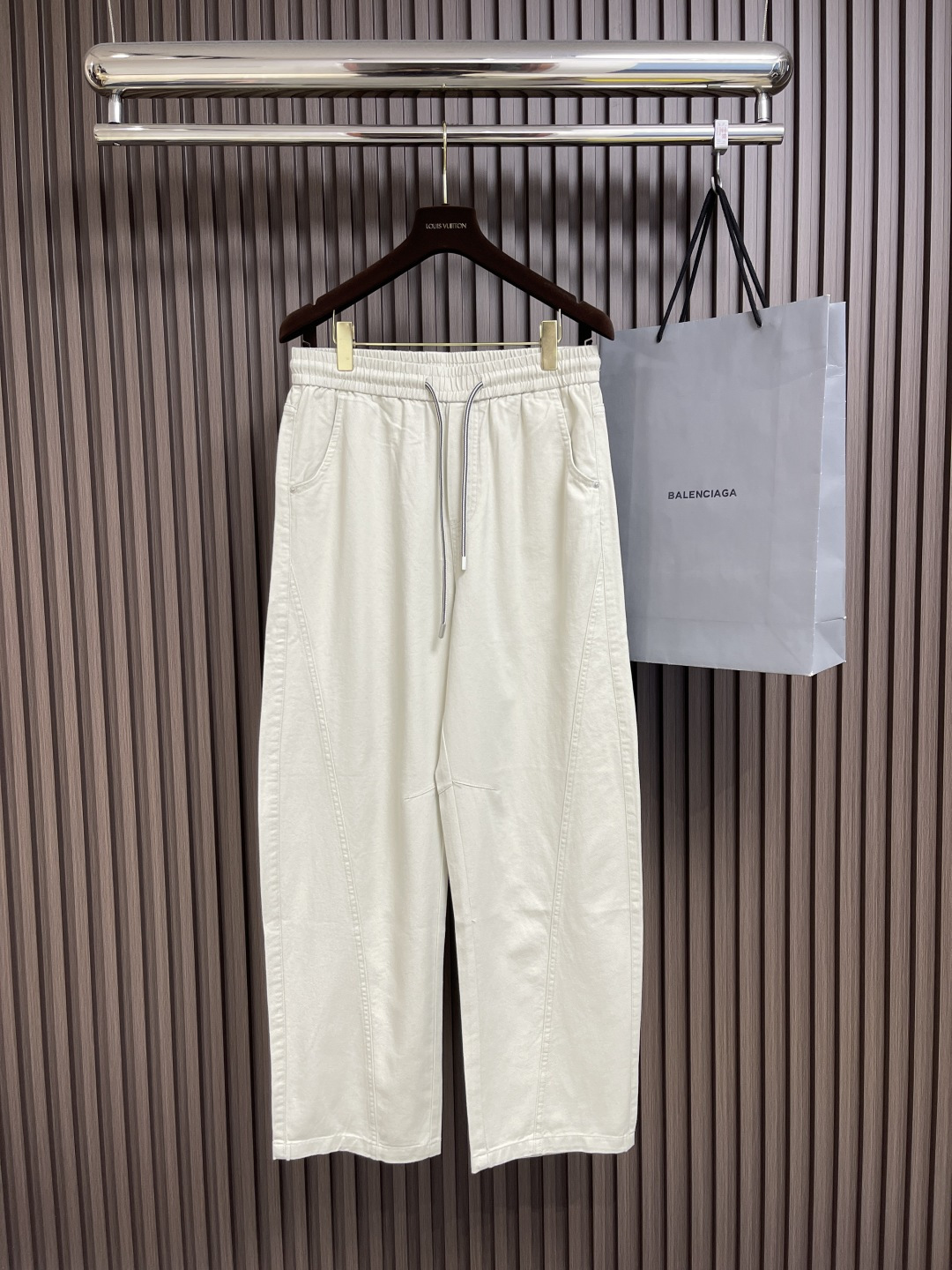 NO:149580,BV drawstring elastic waist loose thin jeans. This BV white jeans is a model of fashion and comfort. It is made of pure cotton fabric, with soft texture and excellent breathability, making wearing a pleasure. It uses classic straight-leg pants, simple and smooth lines naturally modify the leg contours, effectively covering the shortcomings of the legs, showing a casual and free temperament, and adapting to various figures. The elastic band at the waist combined with the drawstring design is not only convenient to put on and take off, but also freely adjust the elasticity and meet different wearing needs. The details show the ingenuity, and the metal drawstring head is full of texture, adding a sense of exquisiteness; the individual buttons and pocket design are unique, practical and beautiful. The exquisite stitching of the trouser body demonstrates the brand's superb craftsmanship level. Size XS-L, bottega veneta, jeans, alexander wang19860909BV 抽绳松紧腰宽松薄款牛仔裤.这条BV白色牛仔裤,是时尚与舒适兼具的典范之作.由纯棉面料打造,质地柔软亲肤,透气性极佳,让穿着成为一种享受.它采用经典直筒裤型,简约流畅的线条自然修饰腿部轮廓,有效遮盖腿部不足,展现随性洒脱的气质,适配各种身材.腰部的松紧带结合抽绳设计,不仅方便穿脱,还能自由调节松紧度,满足不同穿着需求.细节之处尽显匠心,金属抽绳头质感十足,增添精致感；个性纽扣与口袋设计,独具巧思,实用又美观.裤身的精致缝线,彰显品牌高超工艺水准.尺码XS-L,,bottega veneta,jeans,alexander wang,Men's clothing