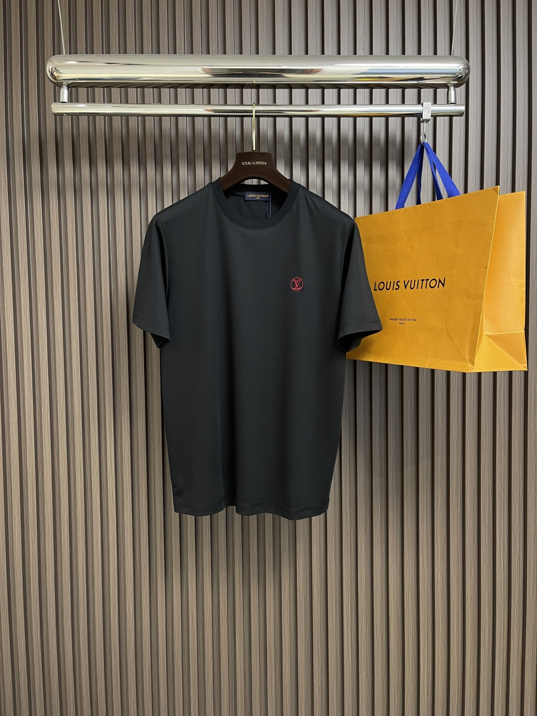 NO:149445,LV red classic badge embroidered short-sleeved T-shirt, a must-have basic item all year round, a fashionable and versatile classic T-shirt!  French luxury selection, simple, elegant and stylish short sleeves, classic red badge embroidered with small logo on the chest, simple and high-end design. Low-key without losing the luxurious texture!  . Choose delicate cotton knitted fabric, which is soft and skin-friendly, has good breathability, is comfortable and comfortable to wear, and is easy to deal with various daily scenes. The classic round neck is matched with exquisite ribs, which fits the neck lines, which is comfortable and not easy to deform. The iconic red badge embroidery on the left chest outlines the classic logo with exquisite craftsmanship, with bright colors and three-dimensionality, and the brand's luxury style and unique charm are highlighted in low-key. Size XS-L,,louis vuitton, T-shirt,tees, t-shirt,alexander wang19860909LV 红色经典徽章刺绣标短袖T恤,一年四季必备的基础款单品,时髦百搭的经典T！法式奢华臻选,简约大气又逼格满分的短袖,胸前经典红色徽章刺绣小logo点缀,简而高级的设计.低调而不失奢华质感！.选用细腻棉质针织面料,柔软亲肤,透气性佳,穿着舒适自在,轻松应对日常各种场景.经典圆领搭配精致罗纹,贴合颈部线条,舒适且不易变形.左胸处标志性的红色徽章刺绣,以精湛工艺勾勒出经典标识,色彩鲜明,立体感十足,低调间彰显品牌奢华格调与独特魅力.尺码XS-L,,louis vuitton,T-shirt,tees，t-shirt,alexander wang,Men's clothing