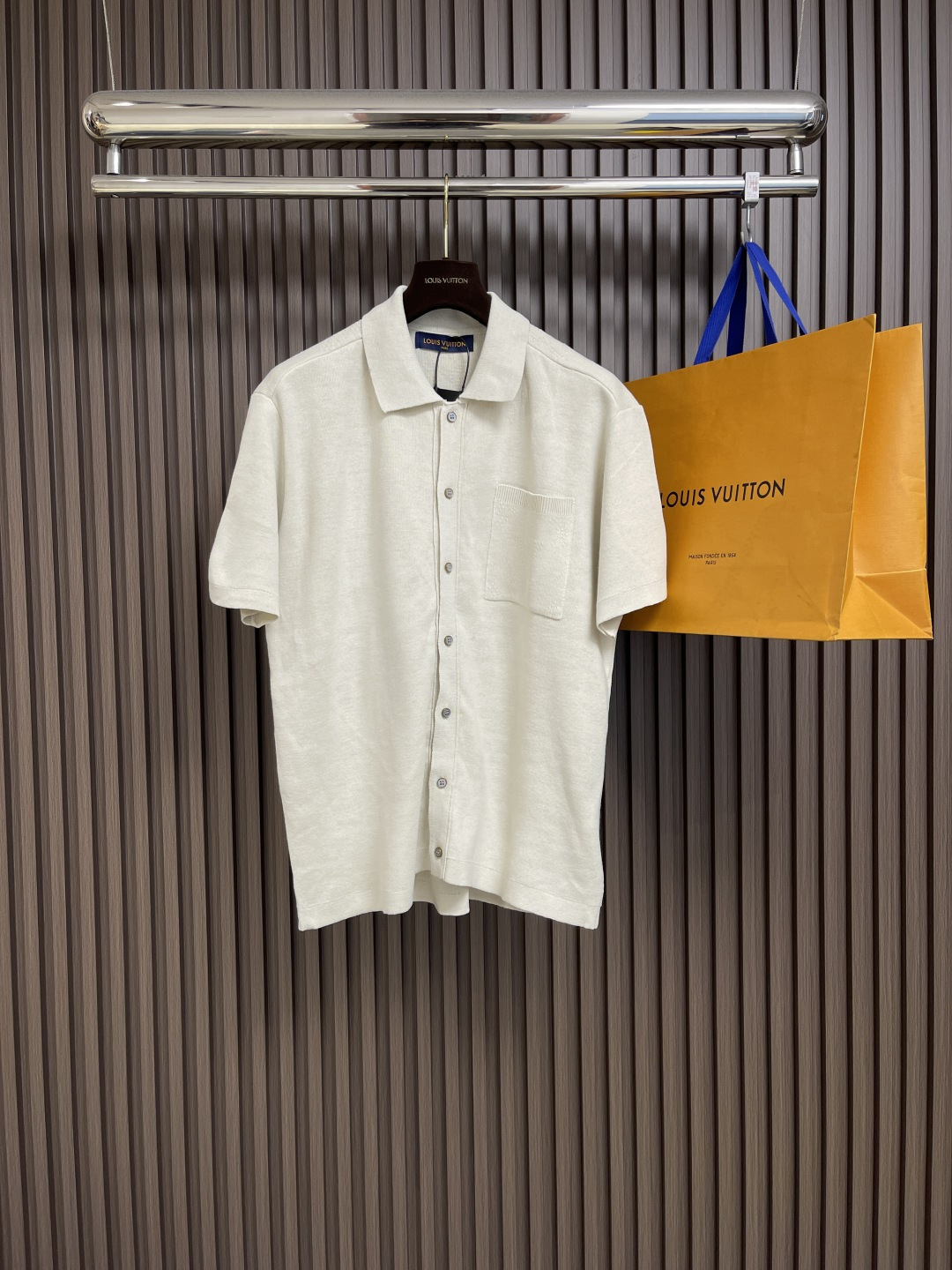 NO:149455,LV dark-patterned wool short-sleeved shirt, using 40 double-strand combed Silou spinning to the board color fixed-woven apricot grey spinning. It uses imported 16 knitting machine to make double-sided plain jacquard lycra craftsmanship, with soft washing water on the ready-to-wear, the overall line is straight and delicate, the fabric is comfortable and soft, the color is consistent and there is no color difference. It can be matched with the same style to create a fashionable shape, control various occasions, customize auxiliary materials, complete three standards, the same style for men and women!  Size S-M-L, louis vuitton,shirts,T-shirt,alexander wang19860909LV 暗纹毛织短袖衬衫,采用40支双股精梳赛络纺纱对板色定织杏灰色纺纱.采用进口16针织机对板做双面平纹提花莱卡工艺,成衣加柔洗水,整体走线平直细腻,面料舒适柔软,颜色一致无色差 能与同款搭配营造时尚造型,驾驭各种场合,定制辅料,三标齐全,男女同款！尺码S-M-L,,louis vuitton,shirts,T-shirt,alexander wang,Men's clothing