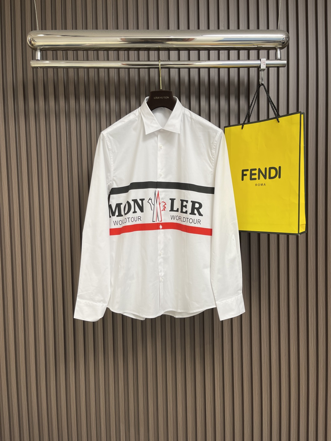 NO:149595,Moncler 2025SS chest logo printed shirt, unique logo pattern, comfortable fabric, soft and soft, soft and skin-friendly, excellent texture, close-fitting and comfortable wearing, meticulous cutting, comfortable sleeve outline, comfortable movement!  The hem is exquisitely crafted, high-density stitching, and simple and fashionable design style, allowing every man to freely travel between business and leisure, which can inspire men's charm. Size S-XXL S S shoulder width 44 bust 100 Clothes 73 Sleeve length 62 M Sleeve width 45 bust 104 Clothes 74 Sleeve length 63 L Sleeve width 46 Bust 108 Clothes 75 Sleeve length 64 XL Sleeve width 47 bust 112 Clothes 76 Sleeve length 65 XXL Sleeve width 48 Bust 116 Clothes 77 Sleeve length 66, christian louboutin,shirts,alexander wang19860909Moncler 2025SS胸前logo印花衬衫,独到的logo图案,舒适面料,手感柔软柔和,柔软亲肤,质感超棒,穿着贴身舒适,精心的车工和高新技术裁剪,舒适袖部轮廓,活动自如！下摆做工精致,高密缝线工艺,简约时尚的设计风格,让每个男士都能自由穿梭在商务与休闲之间,更能激发男士魅力.尺码S-XXL S码肩宽44胸围100 衣长73 袖长62 M码肩宽45胸围104 衣长74 袖长63 L码肩宽46 胸围108 衣长75 袖长64 XL码肩宽47胸围112 衣长76 袖长65 XXL码肩宽48 胸围116 衣长77袖长66,,christian louboutin,shirts,alexander wang,Men's clothing