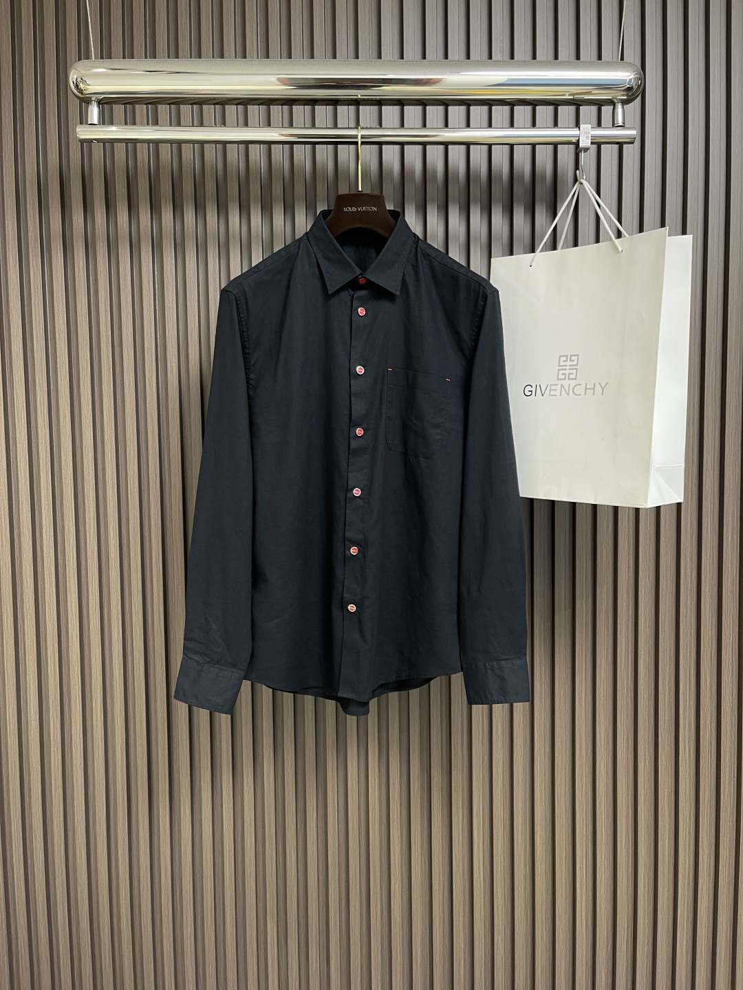 NO:149525,Kiton 2025SS early spring new long-sleeved shirt continues the brand's classic and distinctive style design. The atmospheric and luxurious wiring is really easy to see, and it is super handsome when you control it!  Made of imported high-quality fabrics, the fabric feels lighter than conventional fabrics, and the touch is softer and skin-friendly, so it is not picky. The texture is very crisp and has a strong and skewer!  It is woven with high-end jacquard machine, and the wiring is full of extremely obvious concave and convex three-dimensional sense. The details and exquisiteness are perfect so that they cannot be picked. The front classic brand logo red retro button decoration interprets the sense of high quality to every detail of the body!  The high-level positioning and cutting process ensures the alignment and visual beauty of the bright lines at the joints. It is a versatile product that is not picky about people or gender or age. It is highly recommended for everyone to buy it!  Size S-XXL S S S Shoulder Width 44 Bust 100 Clothes Length 73 Sleeve length 62 M Sleeve width 45 Bust 104 Clothes Length 74 Sleeve length 63 L Sleeve width 46 Bust 108 Clothes Length 75 Sleeve length 64 XL Sleeve width 47 Bust 112 Clothes Length 76 Sleeve length 65 XXL Sleeve width 48 Bust 116 Clothes Length 77 Sleeve length 66, Shirts,alexander wang19860909kiton 2025SS早春新款长袖衬衫,延续了品牌经典鲜明的风格设计,大气奢华的走线真是好看到不行,驾驭起来都超级帅气！客供进口优质面料制成,面料手感比常规面料要偏轻薄一些,触感更是柔软亲肤到无法挑剔,质地非常的挺括且有筋骨感！采用高端提花机织造,走线富有极为明显的凹凸立体感,细节与精致程度都完美到无法去挑剔,前幅经典品牌logo红色复古纽扣装饰,将高级感演绎到了衣身的每一处细节！高水准定位裁剪工艺,保证了接缝处明线的对位与视觉美感,完全不挑人不挑性别年龄的百搭臻品,强烈推荐大家入手！尺码S-XXL S码肩宽44胸围100 衣长73 袖长62 M码肩宽45胸围104 衣长74 袖长63 L码肩宽46 胸围108 衣长75 袖长64 XL码肩宽47胸围112 衣长76 袖长65 XXL码肩宽48 胸围116 衣长77袖长66,,shirts,alexander wang,Men's clothing