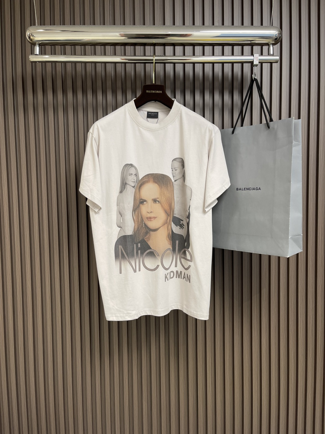 NO:149451,Balenciaga 2025ss new portrait round neck printed short-sleeved T-shirt, customized cotton material, breathable and comfortable, full texture, OS style, popular star pattern on chest, same style for men and women. Size S-XL,,balenciaga, T-shirt,tees, t-shirt,alexander wang19860909balenciaga 2025ss新款人像圆领印花短袖T恤,定制全棉材质 透气舒适 质感十足,OS版型 胸前人气明星图案 男女同款.尺码S-XL,,balenciaga,T-shirt,tees，t-shirt,alexander wang,Men's clothing