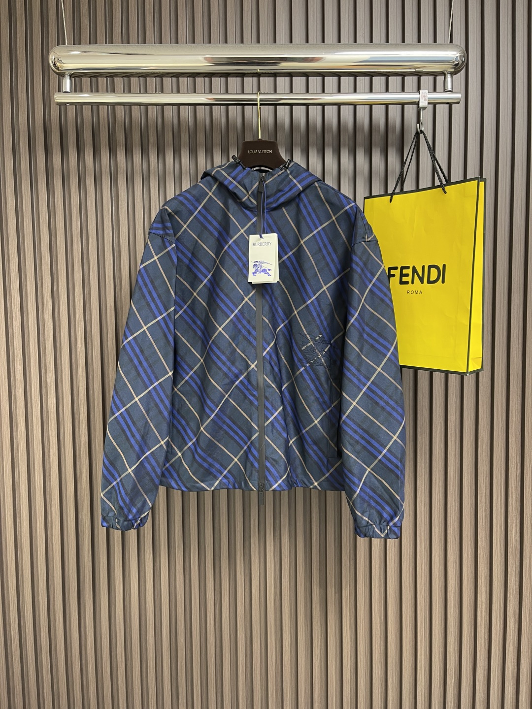 NO:149598,Burberry twill single-sided jacket hooded jacket, paired with drawstring hoods, presenting a casual style, without obvious waist-hugging or expansion design. Suitable for wearers of all sizes, especially men who want to create a casual and natural style. Size S-XL, burberry, jackets & coats, jackets & coats, hats, alexander wang19860909Burberry 斜纹单面夹克连帽外套,搭配抽绳连帽、呈现休闲版型,没有明显的收腰或扩张设计 适合各种身材的穿着者,尤其是想要营造随性、自然风格的男性. 尺码S-XL,,burberry,jackets & coats,jackets & coats,hats,alexander wang,Men's clothing