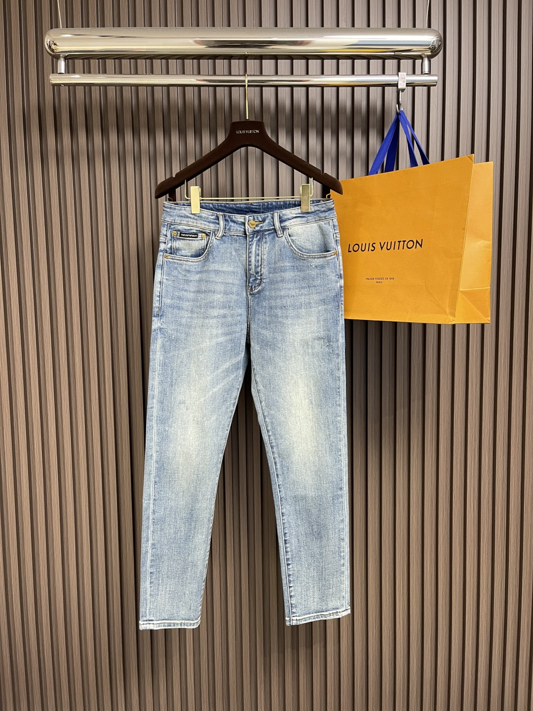 NO:149531,Emporio Armani EA 2025FW slim jeans, new early spring style, shipped by OEM. Imported denim fabric, slightly elastic, natural slim and slim. Soft, delicate, mid-waist, classic five pockets. Three-dimensional tailoring shows perfect shape. Customized leather hardware logos for customer, super fashionable and high-end quality. Double hook sewing, exquisite craftsmanship, and details show quality. Size 29-38 35 37,,armani,jeans,alexander wang19860909Emporio Armani EA 2025FW 修身牛仔裤、早春新款,代工厂出货.进口牛仔布面料、略带弹性、自然修身显瘦.手感柔软、细腻、中腰、经典五口袋.立体剪裁展现完美塑形.客供定制皮质五金Logo,超级洋气、高端品相.双勾线缝制、工艺精湛、细节显品质.尺码29-38 有35 无37,,armani,jeans,alexander wang,Men's clothing