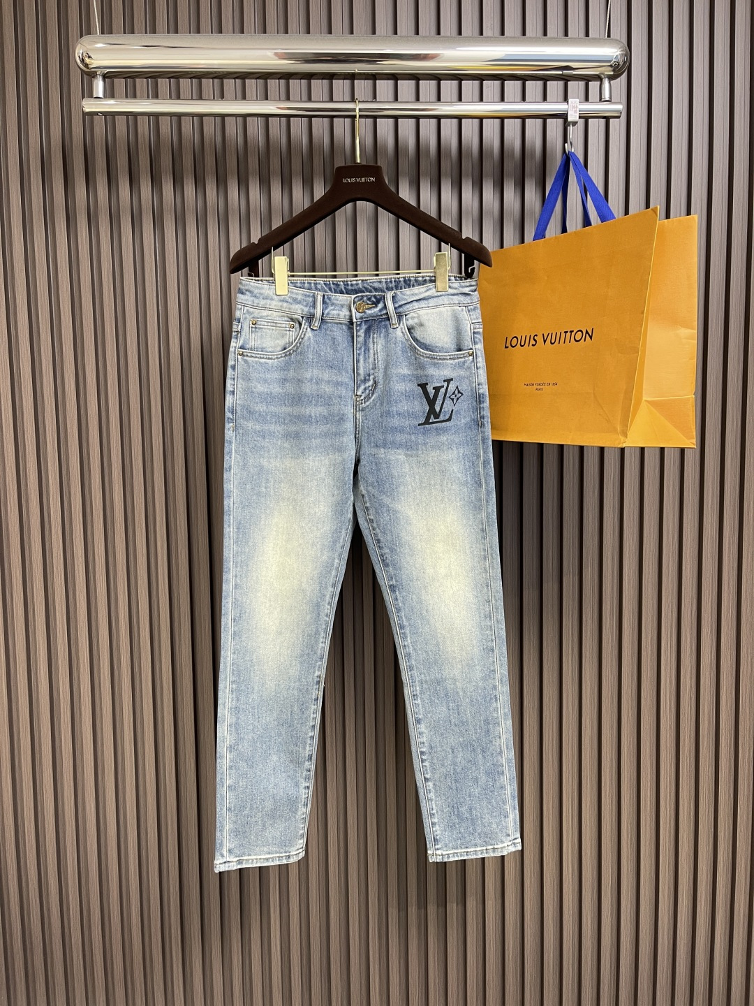 NO:149539,LV 2025SS spring and summer new casual jeans, imported original elastic fabric, comfortable and elastic, original hardware and auxiliary decoration, super positive style, extremely high grade, full of vitality. Size 29-38 35 37,,louis vuitton,jeans,alexander wang19860909LV 2025SS春夏新品休闲牛仔裤,进口原版弹力面料,舒适有弹性,原版五金辅料装饰,版型超正,档次极高,活力十足.尺码29-38 有35 无37,,louis vuitton,jeans,alexander wang,Men's clothing
