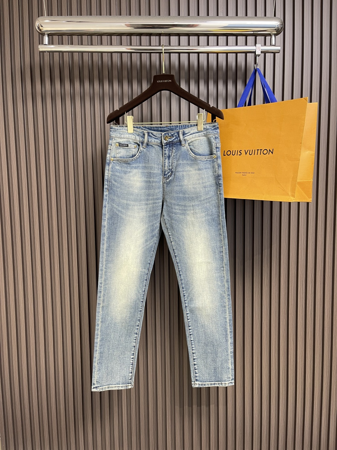 NO:149479,DG 2025SS new logo jeans are suitable for life and leisure. The denim fabrics used have been washed, polished and used in multiple processes. The excellent style makes the trousers have a good upper body comfort. This is very important for jeans. Customers provide original hardware accessories, which are very design-oriented, and have a full detail and workmanship. Size 29-38 35 37, Dolce & Gabbana, jeans, alexander wang19860909DG 2025SS新款标识牛仔长裤,生活休闲日常皆宜.选用的牛仔布料全部经过多道工序洗水、打磨、做旧处理 极好的版型使的裤装有很好的上身舒适度,牛仔裤这点非常非常重要.客供原版五金辅料,极具设计感, 十足的细节、做工之处处到位 .尺码29-38 有35 无37,,Dolce&Gabbana,jeans,alexander wang,Men's clothing