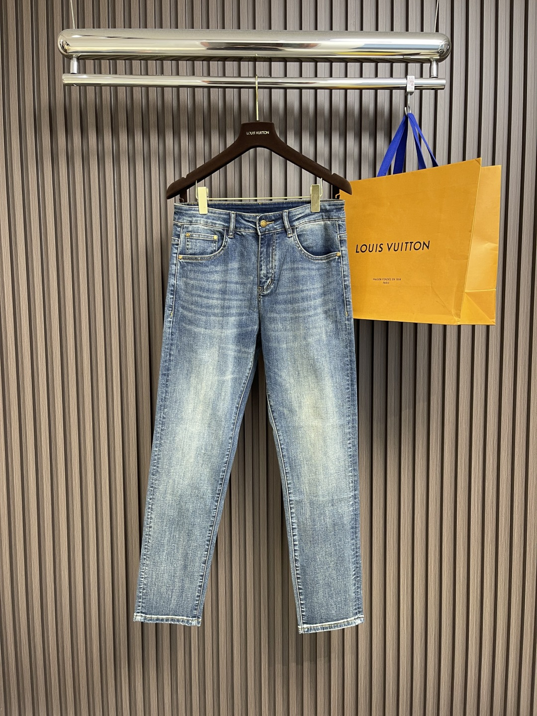 NO:149487,Prada 2025ss new blue denim cotton jeans, this model shows an innovative denim fabric made by following the concept of recycled agriculture. It is carefully crafted with cotton blended twill fabric, imported original washable micro-stretch fabric, original hardware engraving logo metal buckle, metal buttons are decorated with logo logo laser fading style retro effect cotton, classic inlaid pada iconic triangle iron mark in the pocket, which is cut in the same way as the original to create a delicate and fashionable shape. Please refer to the care instructions on the label for maintenance, extending service life. In order to maintain the product quality, please wash the reverse side, wash as little as possible, and place it flat in the ventilated area. The color of denim fabric will gradually become lighter and more distinctive. Size 29-36 has 35,, prada, jeans, alexander wang19860909prada 2025ss新款蓝色牛仔棉质牛仔裤,这款展现遵循再生农业理念制成的创新牛仔面料.采用棉质混纺斜纹面料精心制作,进口原版水洗微弹力面料,原版五金刻字logo金属扣,金属纽扣饰有logo标志激光褪色风格复古效果全棉,口袋处经典镶嵌pada标志性三角标铁标,与原版一致裁剪呈现复古效果打造精致时尚的造型,三标齐全请参照标签上的护理说明进行保养,延长使用寿命.为了保持产品品质,请反面洗涤,尽量少洗,通风处平放晾晒.牛仔面料颜色会逐渐变浅,更具特色.尺码29-36 有35,,prada,jeans,alexander wang,Men's clothing