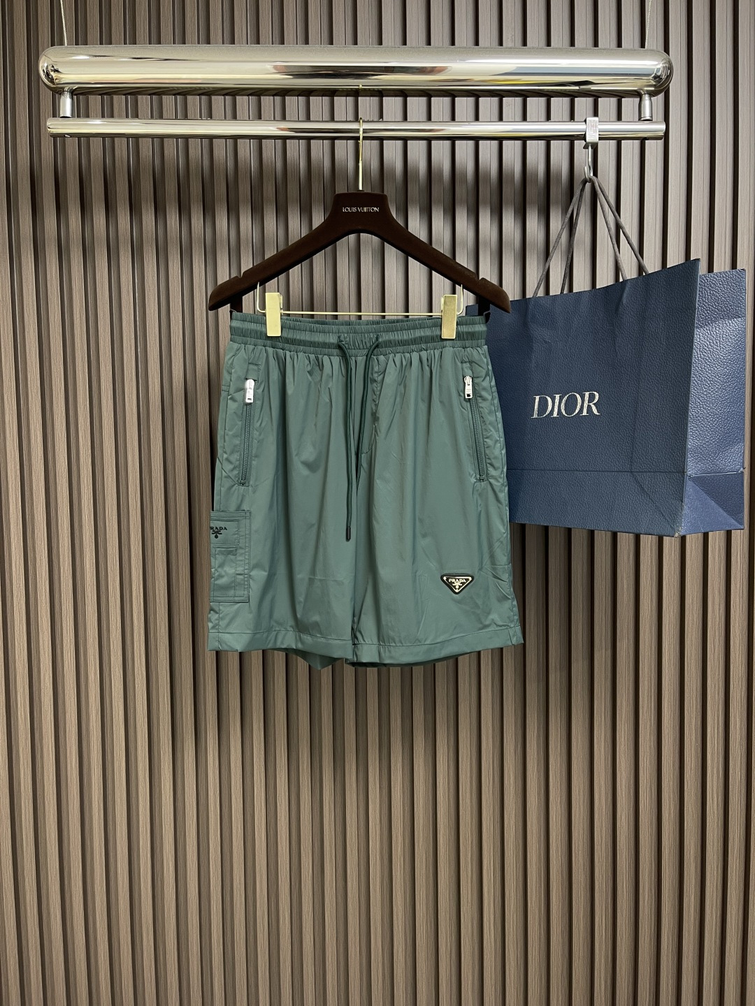 NO:149574,Prada 2025SS spring and summer new triangle nylon beach shorts, this shorts are made of high-quality fabric, soft and comfortable to touch, good breathability, and are suitable for wearing in all occasions. The elastic waist design is easy to put on and take off, adapting to different figures, and providing excellent wearing comfort. The details show high-end quality, the brand logo is low-key but luxurious, and enhances the overall temperament. Size 48-56,,prada, shorts,alexander wang19860909Prada 2025SS春夏新款三角标尼龙沙滩短裤,这款短裤采用优质面料,手感柔软舒适,透气性良好,适合各种场合穿着.松紧腰头设计,穿脱方便,适应不同身材,提供极佳的穿着舒适度.细节之处彰显高端品质,品牌标志低调而不失奢华,提升整体气质.尺码48-56,,prada,shorts,alexander wang,Men's clothing