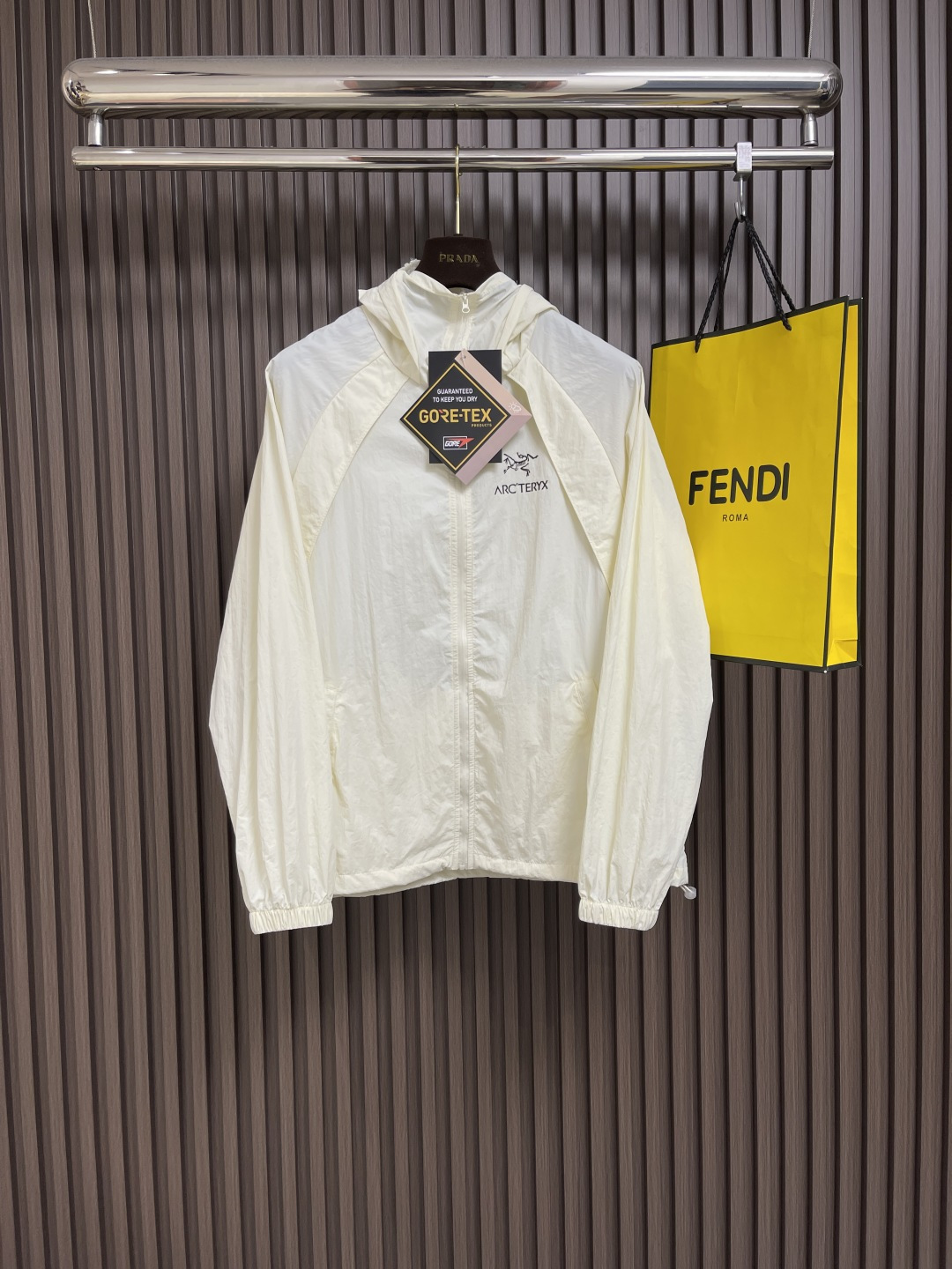 NO:152640,ARC'TERYX Archaeopteryx thin skin coat, a full range of sun protection and breathable skin windbreaker that can cool down is here!  Customized technology fabrics protect the body from sunburn in various ways. They are cool and comfortable to wear on the upper body. They are light and breathable. They are not stuffy and light, and they are thin and do not occupy a floor and can be stored. Size M-3XL, arc'teryx, alexander wang19860909ARC'TERYX始祖鸟 轻薄款皮肤衣,一款能降温的全方位防晒透气皮肤风衣来啦！定制科技面料多方位保护身体防止晒伤,上身穿着 冰凉舒适 轻薄透气 防护不闷热,清薄不占地好收纳.尺码M-3XL,arc'teryx,alexander wang,Men's clothing