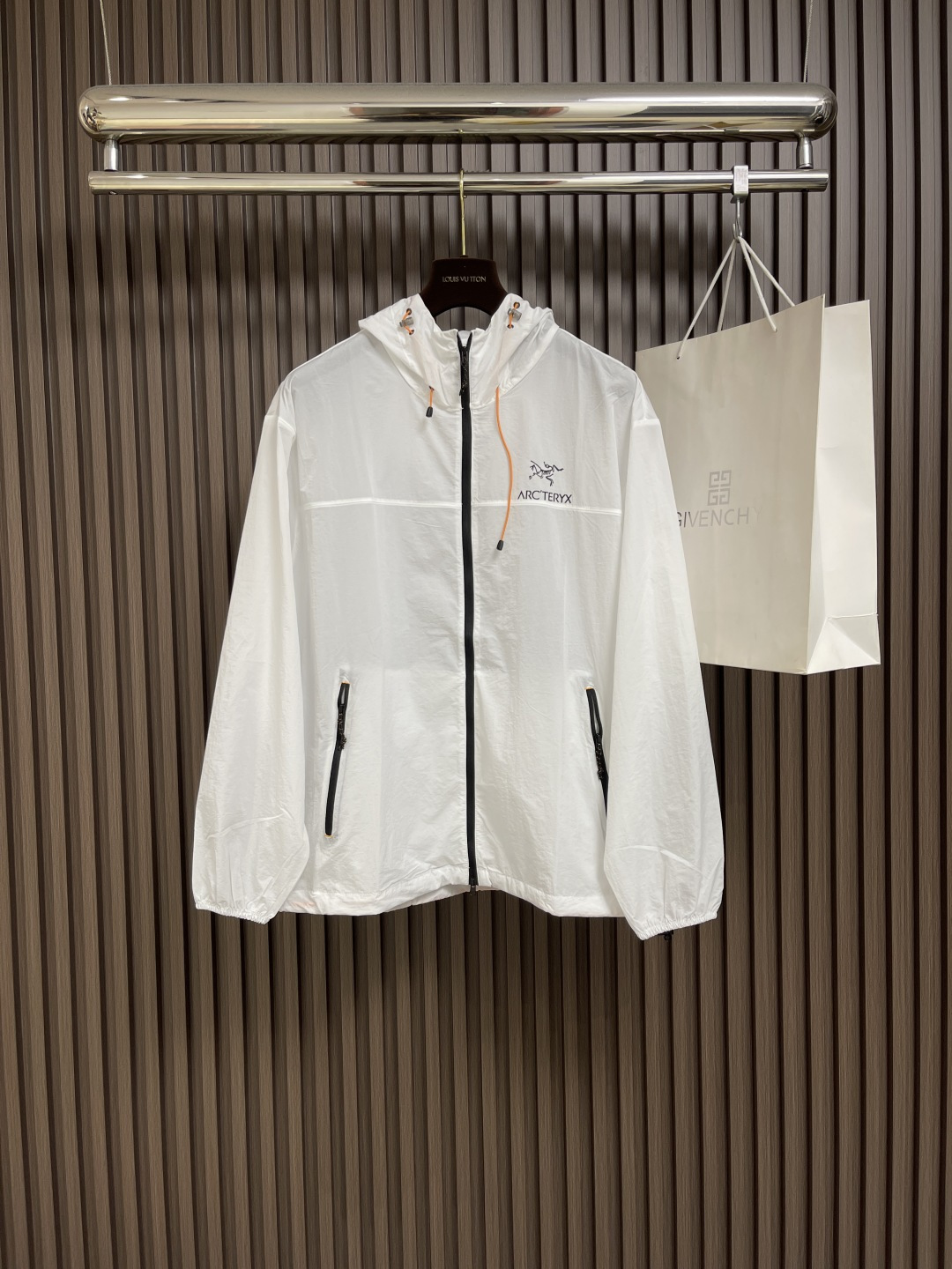 NO:152644,Arcteryx 2025ss spring and summer new product, technological fabrics must-have UV-proof high-strength elastic skin coat for outdoors. Every year, there is a sunscreen coat of this kind of surface. Old customers know that this fabric is easy to wear. Similar to ice-cold fabrics, it is indeed the most suitable to wear in summer. Not only outdoor mountaineering and hiking!  It is suitable for tebie to wear casual exercises, ensuring breathable and sweat-free to the greatest extent and being sure not to penetrate the flesh!  Laser breathable black technology   thin nano ice silk sunscreen skin coat!  Size M-3XL, arc'teryx,jackets & coats,hats,alexander wang19860909Arcteryx 始祖鸟 2025ss春夏新品,科技面料户外必备防紫外线高强弹力皮肤外套 每年都会出一款这种面的防晒衣老顾客都知道这种面料好穿 类似冰爽面料夏天穿起来确实是再合适不过了不但户外登山徒步穿着！平时休闲运动穿起来也是tebie合适连帽,最大程度的保证了透气排汗性而且放心不会透肉 ！激光透气黑科技＋轻薄纳米冰丝防晒皮肤衣！尺码M-3XL,arc'teryx,jackets & coats,hats,alexander wang,Men's clothing