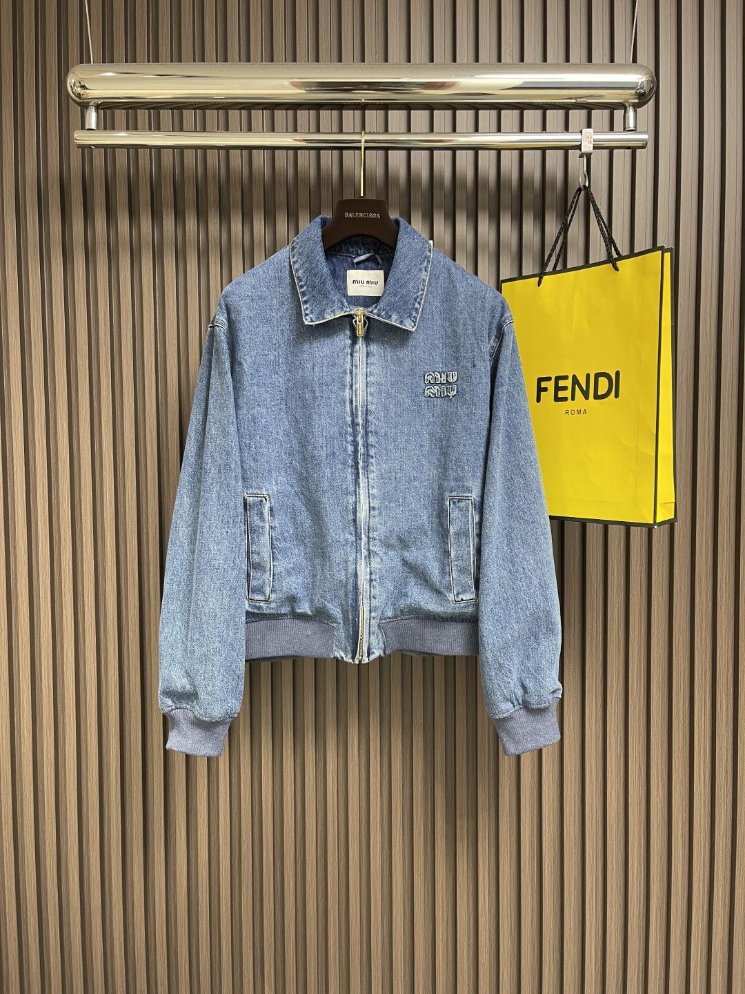 NO:152649,MIUMIU patch embroidered denim jacket, pure cotton twill denim has a thick texture, the fabric is hard and the texture is clear. After proper treatment, it can prevent wrinkles, shrinkage and deformation. The color of tannin dyeing is good, the color is not easy to fade, and can maintain the original color of the clothes; it is also wear-resistant and not easy to break. The needle-to-edge technique is mainly used to fill in the embroidered lines with slender and curved lines, which can show the details and layering of the pattern. The slender and curved lines have strong sense of lines and three-dimensionality, and the needle method is vivid, lively and has good coverage. The pattern is embroidered with embroidery threads, and the pattern is tight and shrinkable. The overall thread is straight and delicate, the fabric is comfortable and soft, and the color is consistent and has no color difference. It can be matched with the same style to create a fashionable shape, control various occasions, customize auxiliary materials, complete three standards, and the same style for men and women!  Size 38-40-42-44 XS-L,,miumiu,jackets & coats,alexander wang19860909MIUMIU贴布刺绣牛仔外套,纯棉斜纹丹宁质地较为厚实,布料硬挺,纹路清晰,经过适当的处理,可以防皱防缩防变形.丹宁染色的色牢度较好,颜色不易褪色,可以保持衣物的原色；同时具备耐磨性强,不易破损.挨针的技法主要用于来填绣形状细长而弯曲的线条,可以表现出图案的细节和层次感.细长而弯曲的线条,挨针的线条感和立体感都很强,针法生动、活泼、覆盖性好.逐针挨着将图案用绣花线绣完,花纹紧实有收缩效果.整体走线平直细腻,面料舒适柔软,颜色一致无色差 能与同款搭配营造时尚造型,驾驭各种场合,定制辅料,三标齐全,男女同款！尺码38-40-42-44 XS-L,,miumiu,jackets & coats,alexander wang,Men's clothing