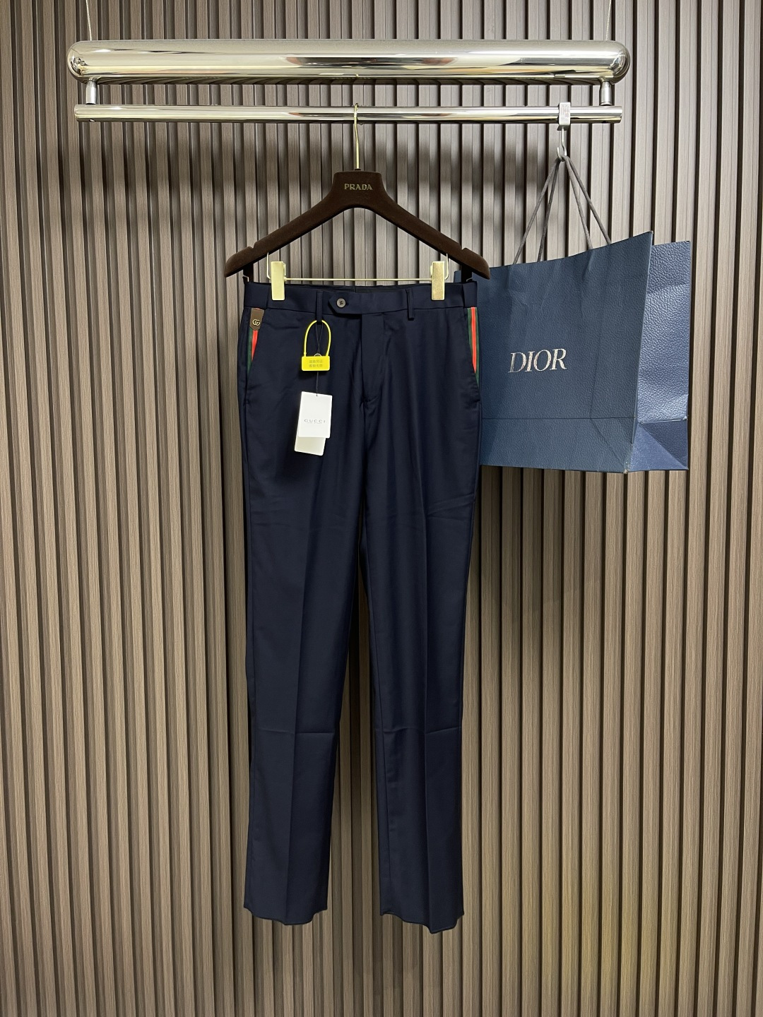 NO:152630,Gucci 2025SS new casual trousers, customized fabric, breathable and comfortable, impeccable details, brand element design concept, reflecting high quality. The feel is delicate and soft!  It is casually cut, with a great upper body style!  Size 29-38 None 35 37, gucci,alexander wang19860909Gucci 2025SS新款休闲西裤,定制面料 透气舒适度高,细节无可挑剔,品牌元素设计理念,体现高品质.手感细腻柔软！呈现休闲裁剪,上身版型超赞！尺码29-38 无35 37,,gucci,alexander wang,Men's clothing