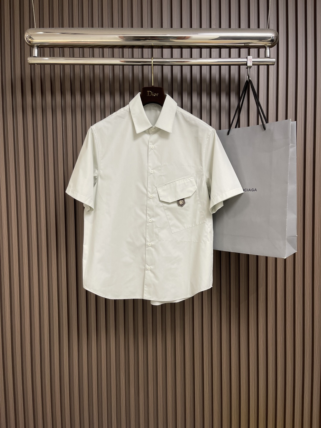 NO:152610,Hermes 2025ss new short-sleeved shirt, fashionable and handsome, simple and versatile, customized original fabric, not only crisp, maintains the trendy silhouette, but also comfortable to wear, and the yarn is more delicate, size L-3XL, hermes, shirts, T-shirt, alexander wang19860909hermes 2025ss新品短袖衬衫,时尚帅气,简约百搭款,定制原版面料,不仅挺括,保持潮流的廓形,又穿着舒适,纱织更细腻,尺码L-3XL,,hermes,shirts,T-shirt,alexander wang,Men's clothing