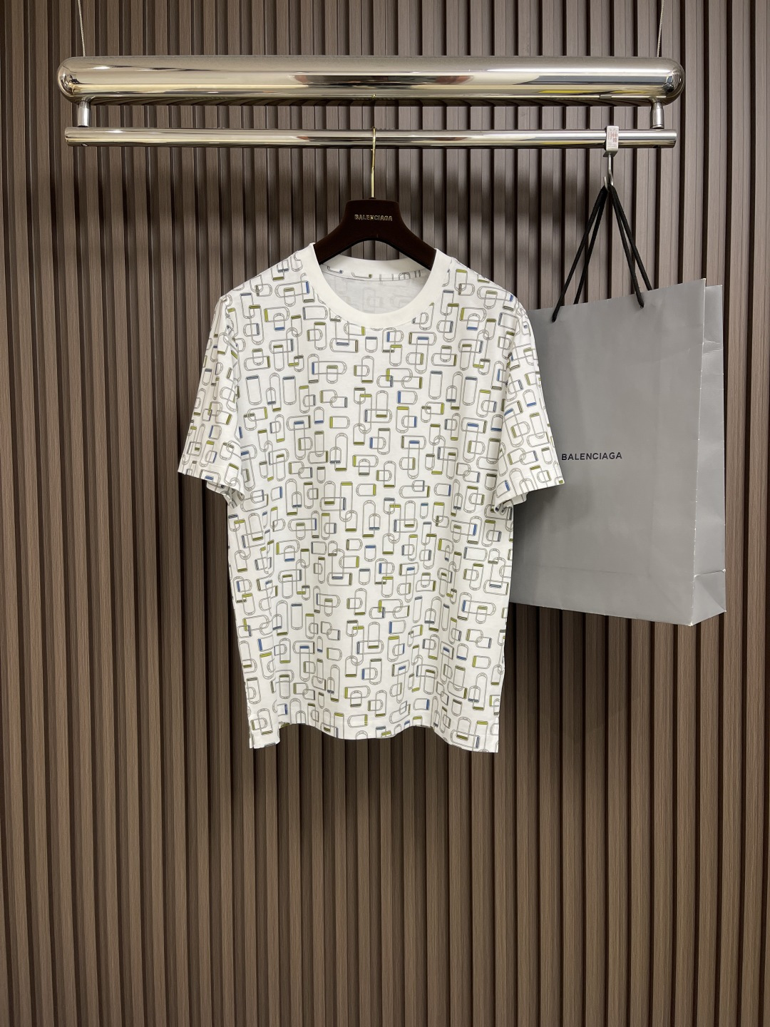 NO:152657,Hermes 2025ss Spring and summer slightly wide round neck short-sleeved T-shirt, geometric design, very highlights, the upper body is fashionable and gives a modern sense of atmosphere. The original slightly wide cut, the neckline slightly fits the neck, making the overall upper body look younger and more fashionable. Before cutting, the fabric is strictly followed by the 5 washes before dyeing, and the shrinkage rate is controlled within 2%. The fabric adopts a customer-supply high-weight pure cotton texture, the surface has a warm and shiny feeling, the upper body is comfortable and smooth, and it looks high-end. Skin-friendly, breathable, and has a very crisp feeling. Size M-3XL,, hermes, T-shirt,tees, t-shirt,alexander wang19860909hermes 2025ss春夏微阔圆领短袖t恤,几何设计 很有亮点,上身时尚而赋予现代气息感 原版微阔的剪裁,领口微微贴合颈部,让整体上身更显年轻时尚,面料在裁剪前,严格按照染 色前5次洗水的标准,将缩水率控制在2％内,面料采用客供定织高克重纯棉质地,表面有着温润的光泽感,上身舒适顺滑,显高档 亲肤 透气,又有很好挺括感 尺码M-3XL,,hermes,T-shirt,tees，t-shirt,alexander wang,Men's clothing