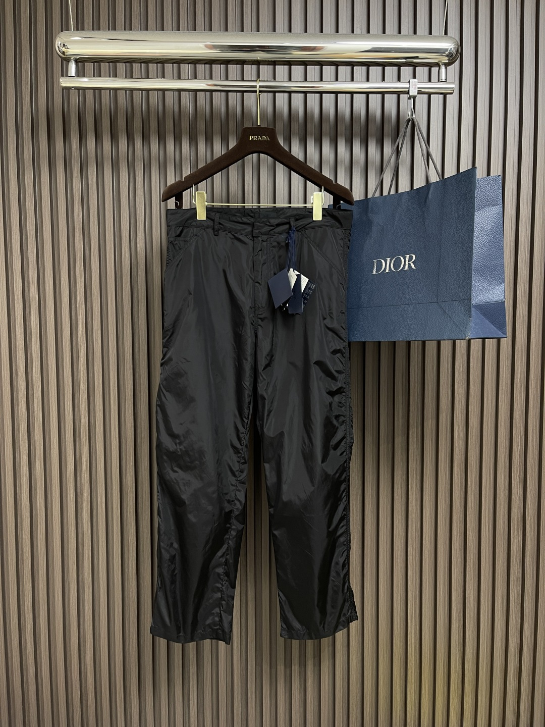 NO:152635,Prada 2025ss new recycled nylon trousers, these recycled nylon trousers are light silhouette and classic tailoring. Wide-leg pants are matched with sports details, decorated with a triangular metal logo with enamel. Zippered placket and hidden hook buckle, slanted tile pocket and small patch pocket on the front, patch pocket on the back, and triangular metal logo on the back. Size 46-52 S-XL,,prada,alexander wang19860909Prada 2025ss新款再生尼龙长裤,这款再生尼龙长裤采用轻盈廓形与经典剪裁.阔腿裤型搭配运动细节,饰有涂珐琅三角形金属徽标.拉链门襟与隐藏式钩扣,正面斜口插袋与小贴袋,背面贴袋,背面涂珐琅三角形金属徽标.尺码46-52 S-XL,,prada,alexander wang,Men's clothing