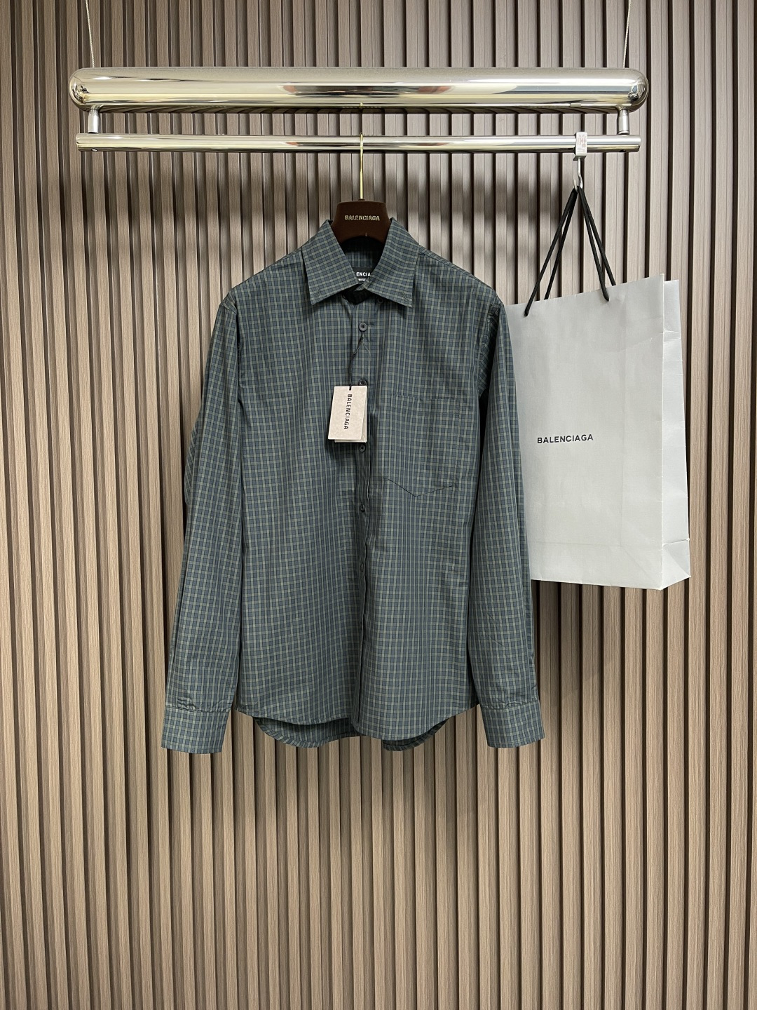 NO:152615,Balenciaga 2025ss new long-sleeved plaid shirt, high-end fog blue embellishment. This shirt is often worn all seasons, and it is mainly easy to wear!  And there are more seasons to wear!  Pure cotton fabric, skin-friendly and comfortable, with plaid tailoring, wide style, to accommodate all body shapes!  Size S-XL 0-1-2-3,,balenciaga,shirts,alexander wang19860909balenciaga 2025ss新款长袖格子衬衫,高级雾蓝色点缀 这种衬衫四季常搭,都可以穿主要还是好搭！而且穿的季节也比较多！纯棉面料,亲肤舒适,对格剪裁,宽型版型,包容各种身材！尺码S-XL 0-1-2-3,,balenciaga,shirts,alexander wang,Men's clothing