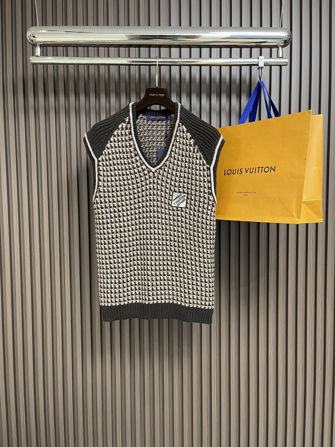 NO:152605,LV 2025SS jacquard cotton knitted vest, the fabric is made of customized Yunyi light cotton yarn blend, and is made of German fine three-knit king. It is imported embroidery machine. The overall thread is straight and delicate, the fabric is comfortable and soft, and the color is consistent and no color difference. It can be matched with the same style to create a fashionable shape, and control various occasions. Customized auxiliary materials, complete three standards, the same style for men and women!  Size S-XL, louis vuitton,alexander wang19860909LV 2025SS提花棉质针织背心,面料采用定制云逸轻棉纱混纺,采用德系精艺三针织王,进口刺绣机器,整体走线平直细腻,面料舒适柔软,颜色一致无色差 能与同款搭配营造时尚造型,驾驭各种场合,定制辅料,三标齐全,男女同款！尺码S-XL,,louis vuitton,alexander wang,Men's clothing