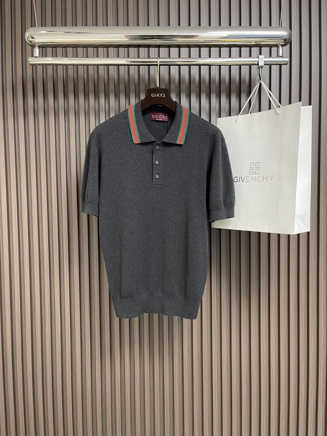 NO:152694,GUCCI 2025ss new knitted short-sleeved Polo shirt, inspired by elastic beads and floor cotton, paired with the details of the neckline webbing, making it more exquisite and interesting. The shoulder seam is covered. All are restored to the original version. Size S-XL, gucci, T-shirt, alexander wang19860909GUCCI 2025ss新款针织短袖Polo衫,以弹力珠地棉匠心演绎,搭配领口织带细节,更显精巧趣致.肩缝包骨.全部还原原版.尺码S-XL,,gucci,T-shirt,alexander wang,Men's clothing