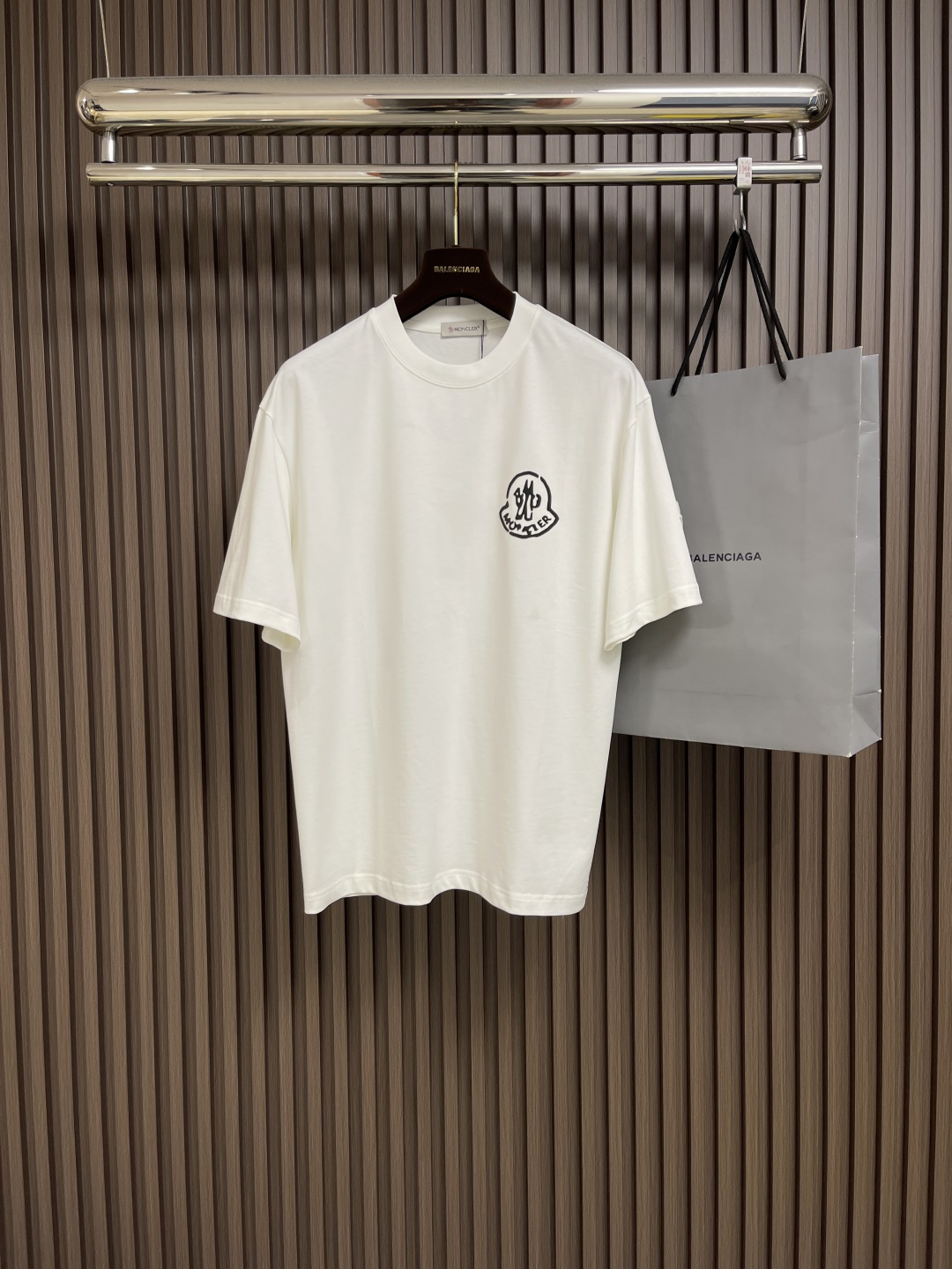 NO:152636,Moncler 2025ss new fuzzy logo printed short-sleeved T-shirt, Moner logo embellishes on the chest, like the artist's soul mark, full of recognition, low-key contains endless stories and styles, no need to say much, the end of the outfit is minimalist, the logo is exquisitely upgraded, customized 270 grams of same-cage dyed fabric, very comfortable to touch, fashionable and personalized, super versatile and beautiful, both men and women are very suitable for everyone, essentials for tags, collars, washing wheat, three-marks complete. Size M-XXL M-size clothes 71cm long, bust 110cm shoulder width 51.5cm L-size clothes 73cm bust 114cm shoulder width 52.5cm XL-size clothes 75cm bust 118cm shoulder width 53.5cm XXL-size clothes 76cm long  Bust circumference 122cm Shoulder width 54.5cm, christian louboutin, T-shirt,tees, t-shirt,alexander wang19860909moncler 2025ss新款模糊 logo印花短袖T恤,moner标识点缀于胸前 仿佛艺术家的灵魂印记 辨识度拉满 低调中蕴含着无尽的故事与格调 无需多言 穿搭的尽头是极简 logo标识精致升级,定制270克同缸染面料 手感非常舒服 时尚又个性 超级百搭好看男女都非常合适 人手必备款 吊牌 领标 水洗麦 三标齐全.尺码M-XXL M码衣长71cm 胸围110cm 肩宽51.5cm L码衣长73cm 胸围114cm 肩宽52.5cm XL码衣长75cm 胸围118cm 肩宽53.5cm XXL码衣长76cm 胸围122cm 肩宽54.5cm,,christian louboutin,T-shirt,tees，t-shirt,alexander wang,Men's clothing