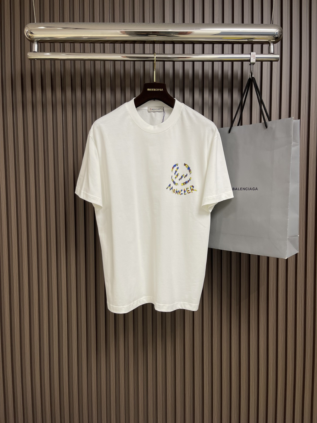 NO:152632,Moncler 2025ss summer new style graffiti jacquard round neck short-sleeved T-shirt adopts original 260g threads, zero color difference, new custom auxiliary materials, exclusive quality difference, currency, welcome to compare. Size M-XXL M-size clothes 71cm long, bust 110cm shoulder width 51.5cm L-size clothes 73cm bust 114cm shoulder width 52.5cm XL-size clothes 75cm bust 118cm shoulder width 53.5cm XXL-size clothes 76cm bust 122cm shoulder width 54.5cm, christian louboutin,Moncler,T-shirt,tees,t-shirt,alexander wang19860909Moncler 蒙口2025ss夏季新款涂鸦提花圆领短袖t恤 采用原版260g 螺纹同缸定染零色差 全新定制辅料 独家品质区别通货 欢迎对比.尺码M-XXL M码衣长71cm 胸围110cm 肩宽51.5cm L码衣长73cm 胸围114cm 肩宽52.5cm XL码衣长75cm 胸围118cm 肩宽53.5cm XXL码衣长76cm 胸围122cm 肩宽54.5cm,,christian louboutin,Moncler,T-shirt,tees，t-shirt,alexander wang,Men's clothing