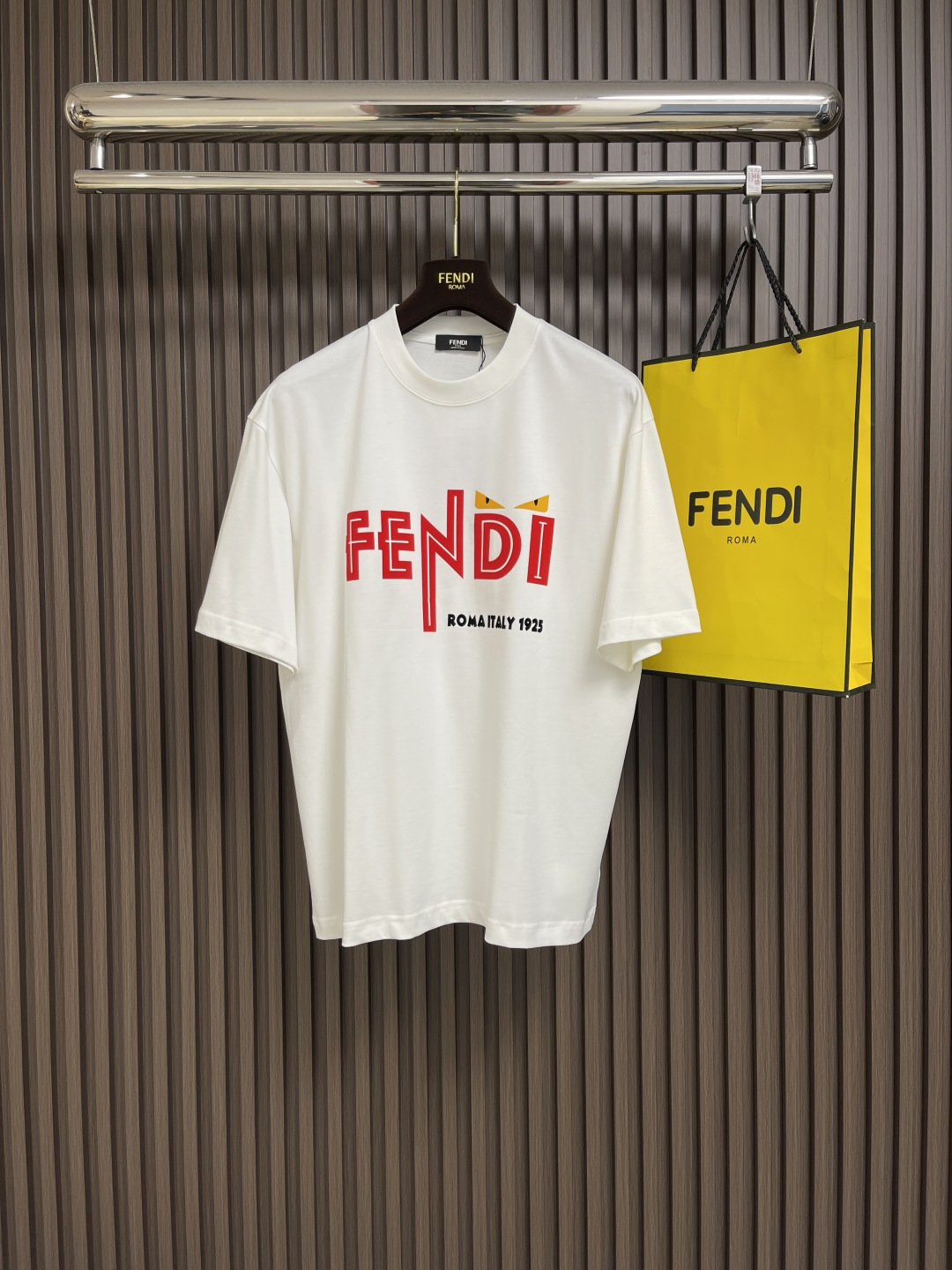 NO:155342,Fendi Ss Little Monster Logo Short-sleeved T-shirt, 300g after washing, cotton, front-facing little monster logo logo logo, neckline with double needle thread, chain bottom pull shoulder bag edge, four-wire dense edge, one inch 13 needles, high-quality workmanship, 1:1 restore. Size M-XXL M-size clothes 71cm long bust 110cm shoulder width 51.5cm L-size clothes 73cm bust 114cm shoulder width 52.5cm XL-size clothes 75cm bust 118cm shoulder width 53.5cm XXL-size clothes 76cm bust 122cm shoulder width 54.5cm, fendi, T-shirt,tees, t-shirt,alexander wang19860909Fendi ss小怪兽标识短袖t恤,洗后300g,棉质,前幅小怪兽logo印花标识,领口采用双针走线,锁链底拉肩包边,四线密边,一寸13针,高品质做工,1:1还原 .尺码M-XXL M码衣长71cm 胸围110cm 肩宽51.5cm L码衣长73cm 胸围114cm 肩宽52.5cm XL码衣长75cm 胸围118cm 肩宽53.5cm XXL码衣长76cm 胸围122cm 肩宽54.5cm,,fendi,T-shirt,tees，t-shirt,alexander wang,Men's clothing