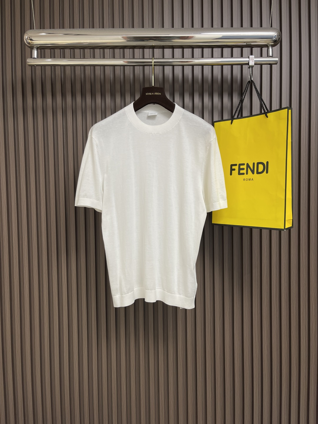 NO:152617,Brioni Breoni silk cotton knitted T-shirt, a high-end, luxurious and platinum-grade classic basic T-shirt. The whole body design perfectly integrates Italian aesthetics, and inherits the genes of the bri family. It takes the minimalist route, both solemn and harmonious, and conforms to the modern urban aesthetics. The garment process of the old Italian workshop is fixed and dyed. It is extremely luxurious and special material, and the fabric attributes are all superior. It is treated with merceration technology. The fabric has extremely high gloss, the mesh structure is delicate and natural, and the comfort and breathability are perfect. The touch experience is self-evident, and the ultimate luxury enjoyment!  Size M-3XL, tees, t-shirt, alexander wang19860909Brioni布莱奥尼天丝棉针织t恤,高端奢华且白金级的一款经典基础款t恤.通体的设计完美融合意式美学,且传承了bri家族的基因,走极简主义的路线,亦庄亦谐,符合现代都市审美,意大利老牌工坊成衣工序定织定染,极为奢华特殊的材质,面料属性皆为上乘,采用丝光工艺处理,面料光泽度极高,网眼结构细腻自然,舒适性与透气性完美兼备,触感体验不言而喻,奢华极致享受！尺码M-3XL,,tees，t-shirt,alexander wang,Men's clothing