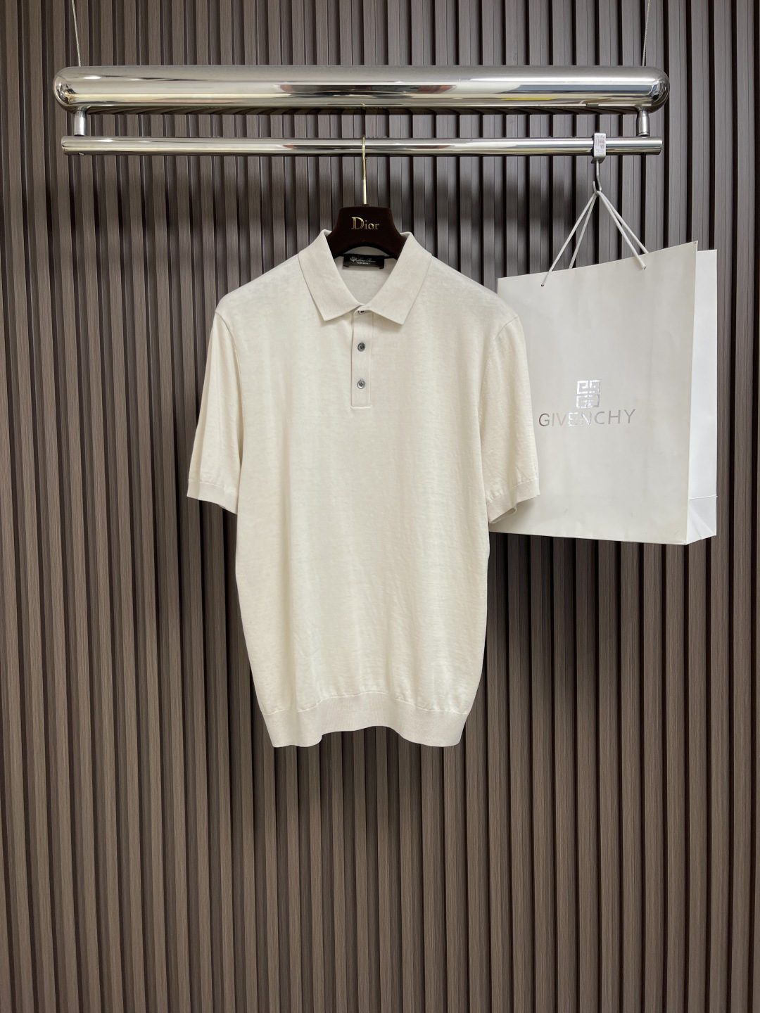 NO:152662,loro piano LP Nouo Piana casual knitted short-sleeved POLO shirt imported original technology fabric, soft and comfortable, comfortable and breathable on the upper body, skin-friendly and not stubborn. It has a unique design style. Whether worn alone or matched, it is a versatile item, demonstrating the personality of young people, with a very high level and a handsome upper body!  Size M-3XL, loro piana, loro piana, T-shirt, alexander wang19860909loro piana LP诺悠翩雅休闲针织短袖POLO衫 进口原版科技面料,柔软舒适,上身舒适透气,亲肤不扎人,独特设计风格,无论是单穿还是搭配,都是百搭单品,彰显了年轻人的个性,档次极高,上身帅气十足！尺码M-3XL,,loro piana,loro piana,T-shirt,alexander wang,Men's clothing