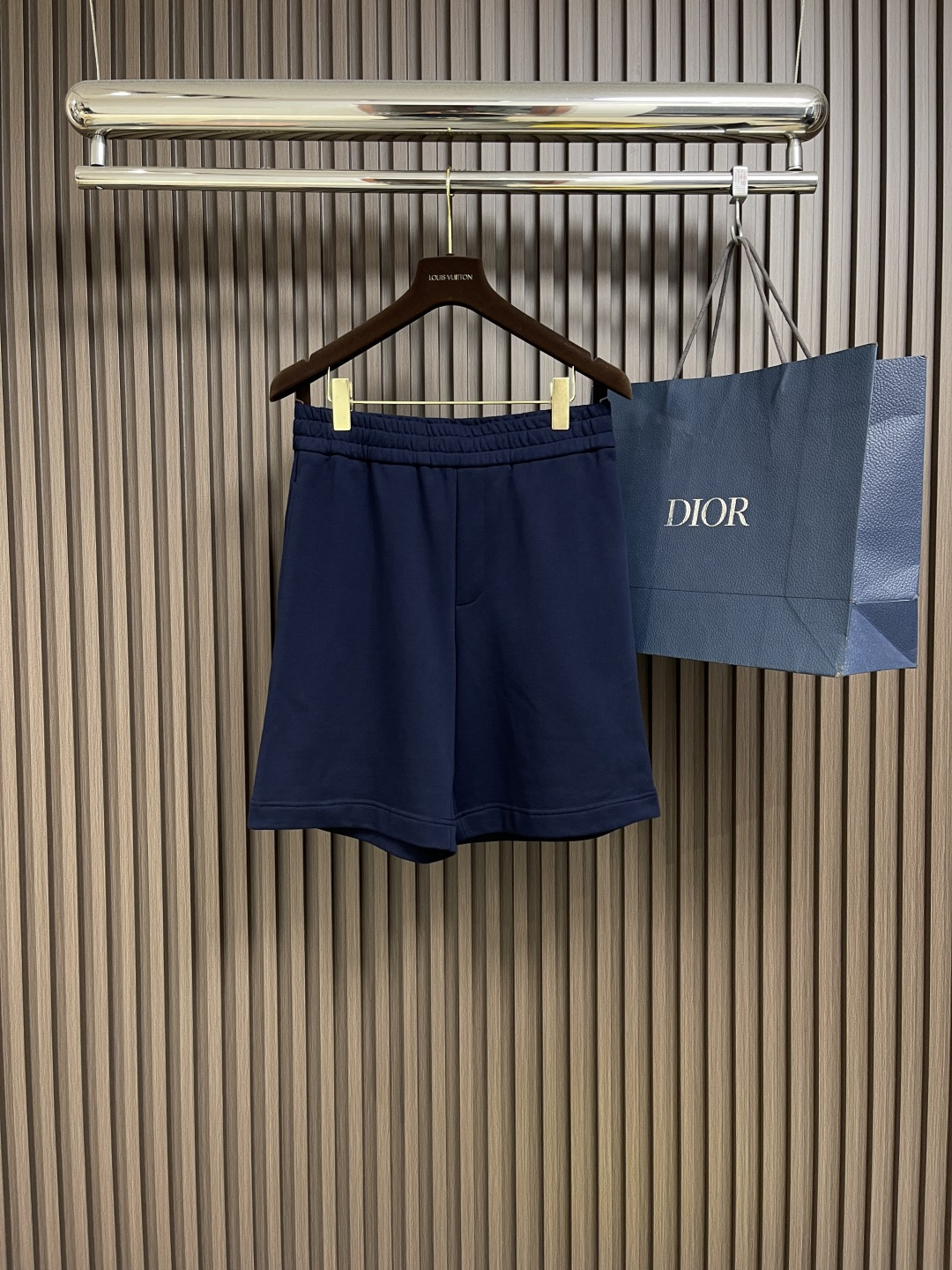 NO:155311,Burberry War Horse Micro-Signature Cotton Shorts, eye-catching decorative equestrian knight embroidery appliqué, versatile casual loose shorts for men and women, a very versatile style!  Adhering to Bur's usual simple and high-standard style, knee-length shorts are made of flip-on cotton fabric. The brightly decorated equestrian knight logo appliqué is exquisitely outlined with embroidery. Compared with conventional luxury brands, it perfectly demonstrates the presence of Bur brand. It is highly recognizable and gives people a simple, high-standard and basic overall. The overall style is used to create a fashionable and high-standard casual style with a stronger style!  !  It is equipped with high-volume fabric, with a full sense of weight, and a high-density texture that is clearly visible. Softness and comfort are the basics, and the combination of breathability and warmth is the surprise!  It will not be stuffy and can also protect against wind. The real cost of squirting cloth will allow you to see and feel the comfortable experience of your upper body!  !  The overall touch is extremely comfortable and the skin-friendly effect is excellent. The ov style is also a perfect outfit, perfectly meeting the needs of various outfit occasions. It is extremely extraordinary, the grade and charm are extremely outstanding and eye-catching, and can better demonstrate the brand specifications and your pursuit of fashion!  !Size S-XL, Burberry, hoodie, sweatshirts, shorts, alexander wang19860909Burberry 战马微标棉质短裤,亮眼装饰马术骑士刺绣贴花,百搭男女休闲宽松短裤款、非常高街百搭的一个款式！秉承着bur一贯的简约高规格风格打造及膝短裤,选用翻面绒棉质面料打造.亮眼装饰马术骑士徽标贴花,以刺绣精美勾勒.比起常规的奢侈品牌来说更加完美的彰显了bur品牌的存在感,极具辨识度整体给人一种简约高规又基础并且整体更是采用宽松版型打造时尚跟高街休闲风格更强！！配置了高支数面料,份量感十足,高密度的料肌里感清晰可见,柔软舒适是基本,透气度和保暖度兼并才是惊喜！不会闷热也能够防风.卫衣布真正的成本投入,让你看得见,上身感受得到的舒适体验哦！！整体的触感极为舒适,亲肤效果也是极佳.ov版型方面也是完美穿搭效果,完美的符合各种穿搭场合的所需.极为非凡,档次与魅力更是极为的出色亮眼,更能够彰显品牌规格与你对于时尚的追求！!尺码S-XL,,burberry,hoodie,sweatshirts,shorts,alexander wang,Men's clothing