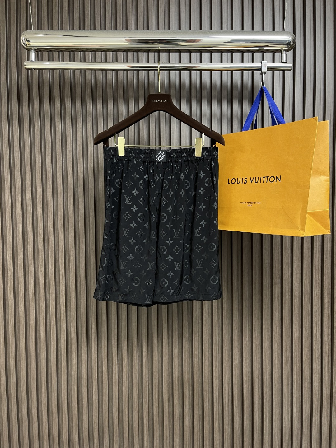 NO:155393,LV corrugated jacquard mulberry silk shorts, made of mulberry silk fabric, have a natural affinity perfectly matched with human skin. The fibers are covered with micro-air holes, forming a natural temperature control system, making it have good breathability, and can quickly absorb sweat and emit sweat. The surface is soft like pearls, with excellent drape, showing high-end texture. Size 46-52,,louis vuitton, shorts,alexander wang19860909LV 波纹提花桑蚕丝短裤,采用桑蚕丝面料制成,其天然的亲和性与人体肌肤完美契合.纤维内部布满微气孔,形成天然的温控系统,使其具有良好的透气性,同时可快速吸收汗液并散发.表面光泽柔和如珍珠,悬垂性俱佳,展现高级质感.尺码46-52,,louis vuitton,shorts,alexander wang,Men's clothing